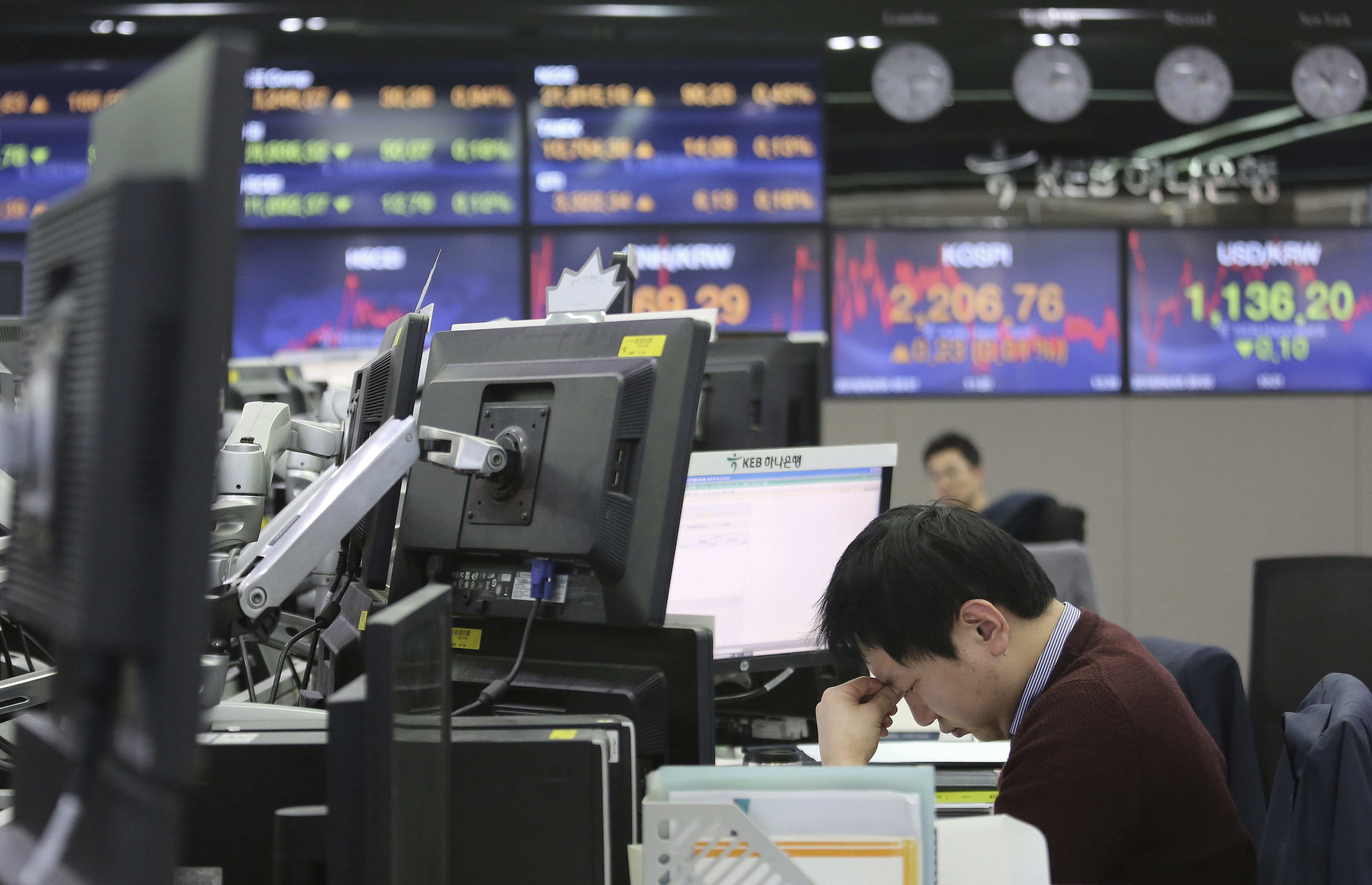 World shares rise on hopes for US-China trade progress