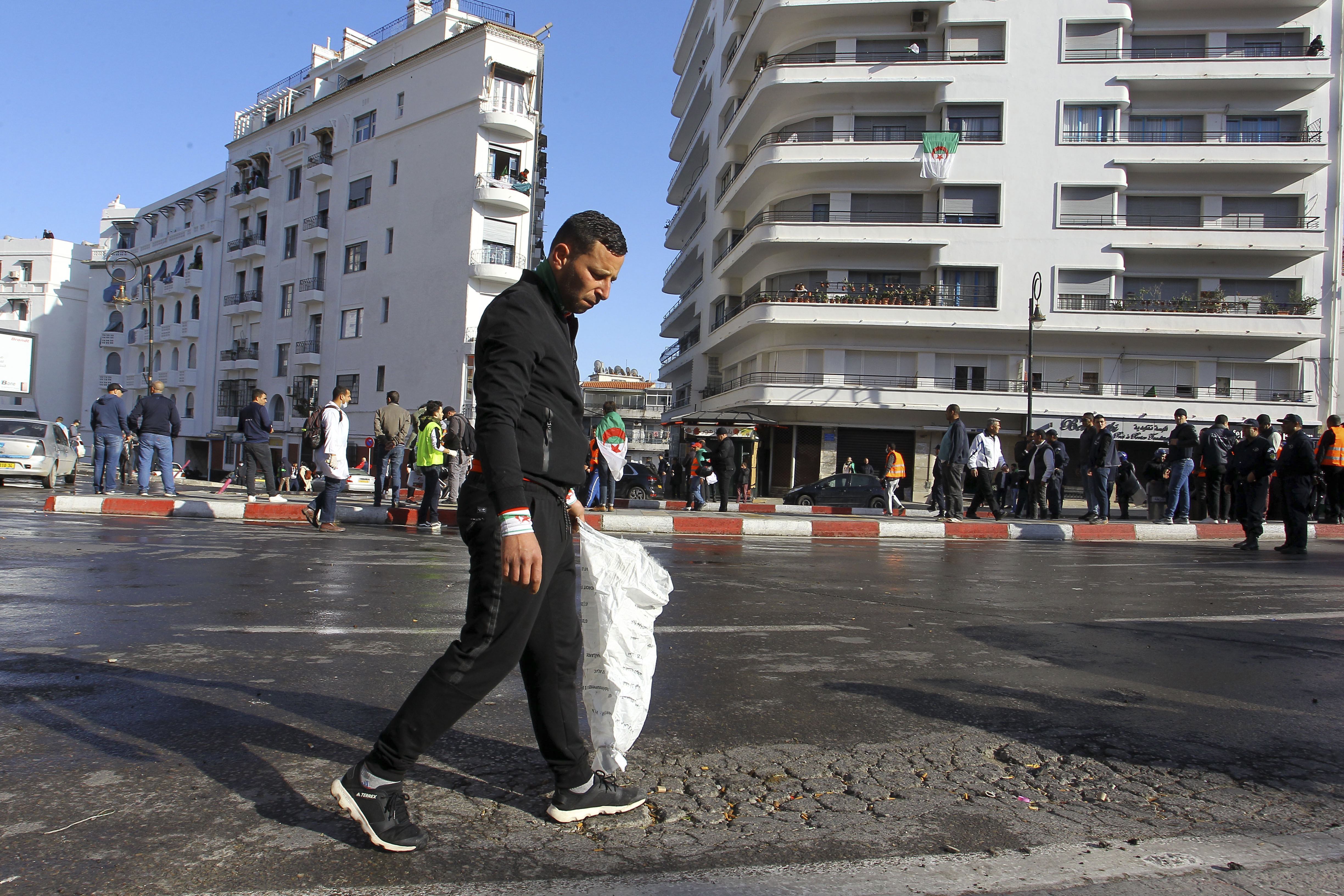 Algeria's tidy revolutionaries: Cleanup after mass protests
