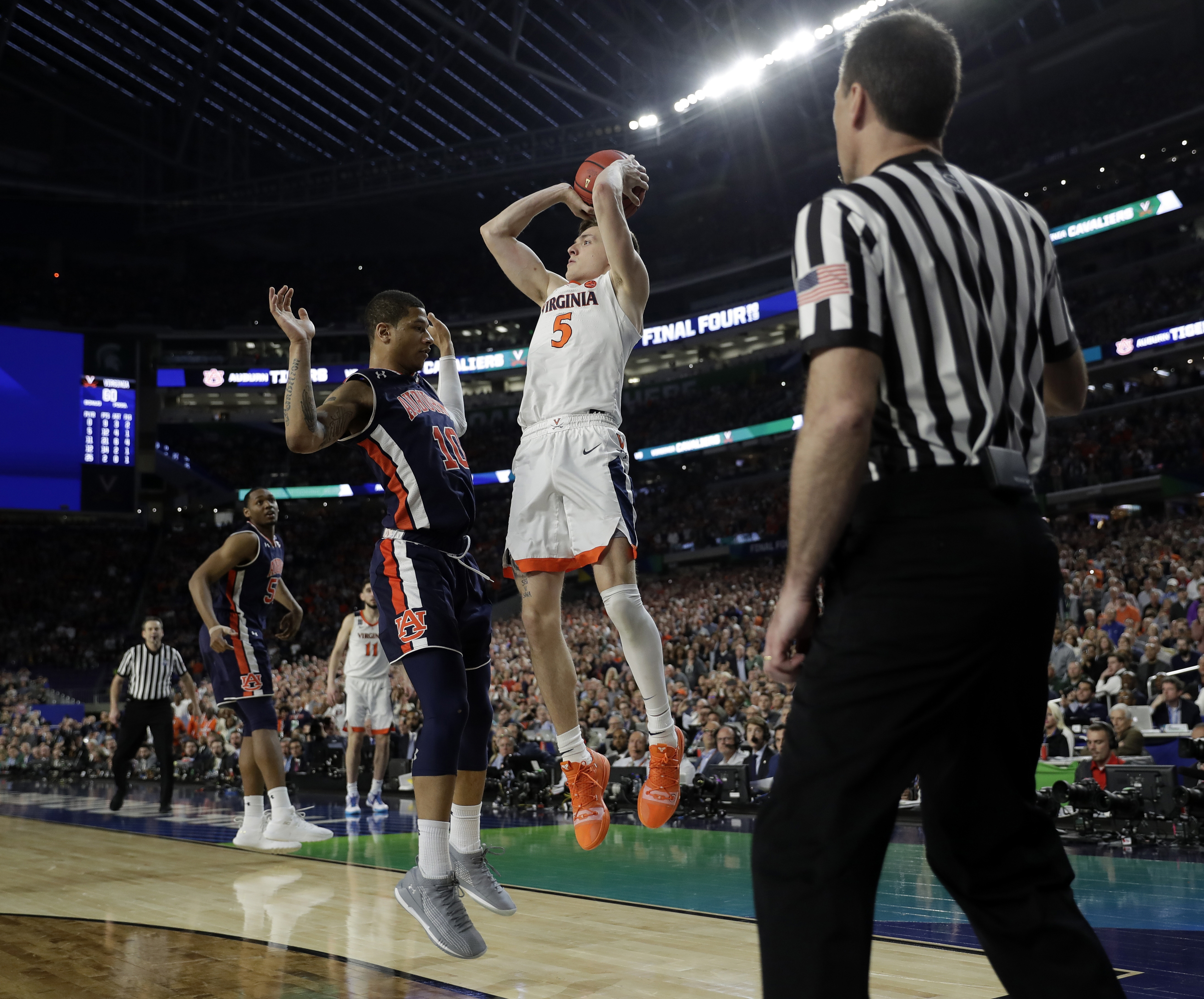 Last foul, dribble no-call make refs focus of Final Four