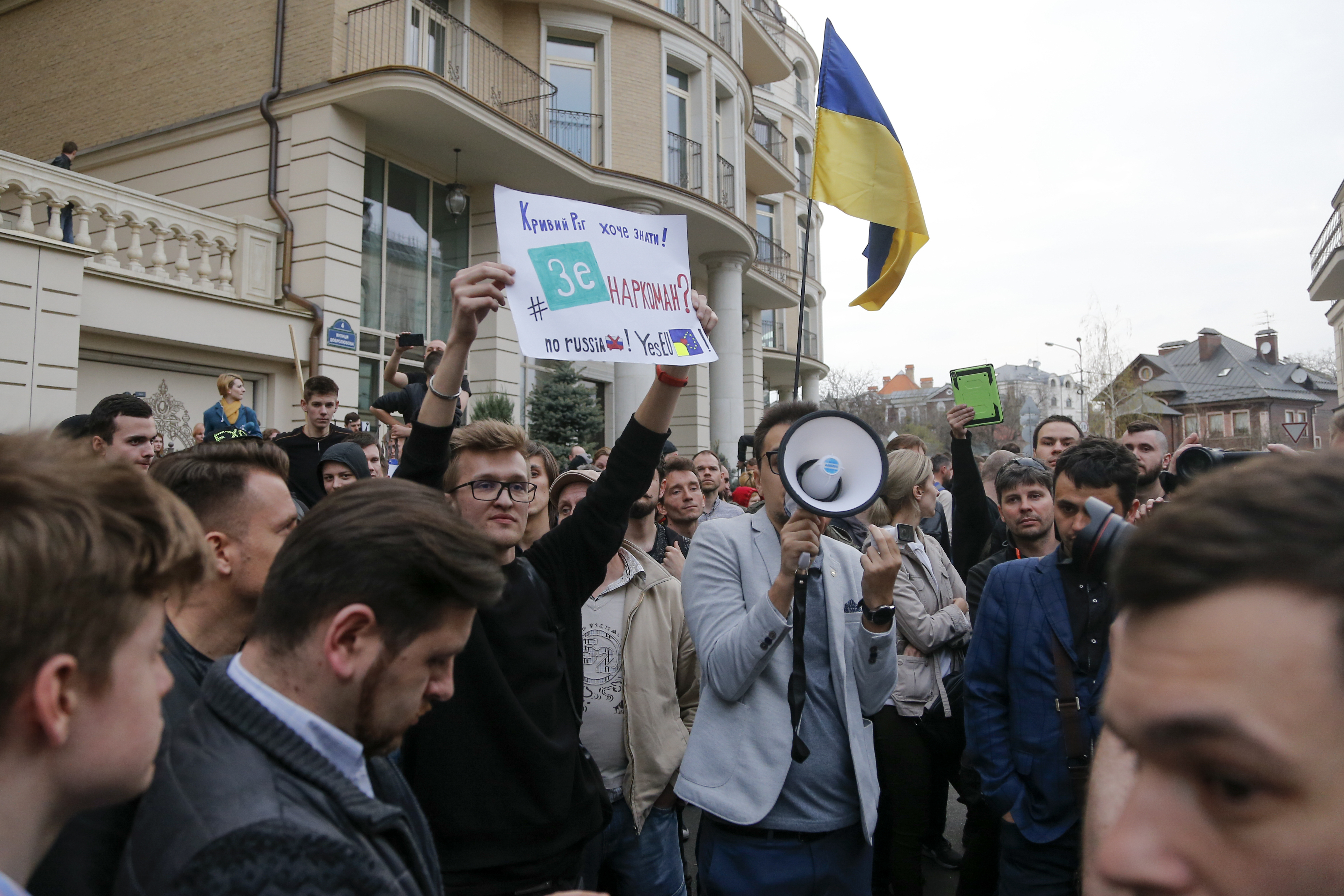 Backers of Ukraine's rival presidential candidates brawl