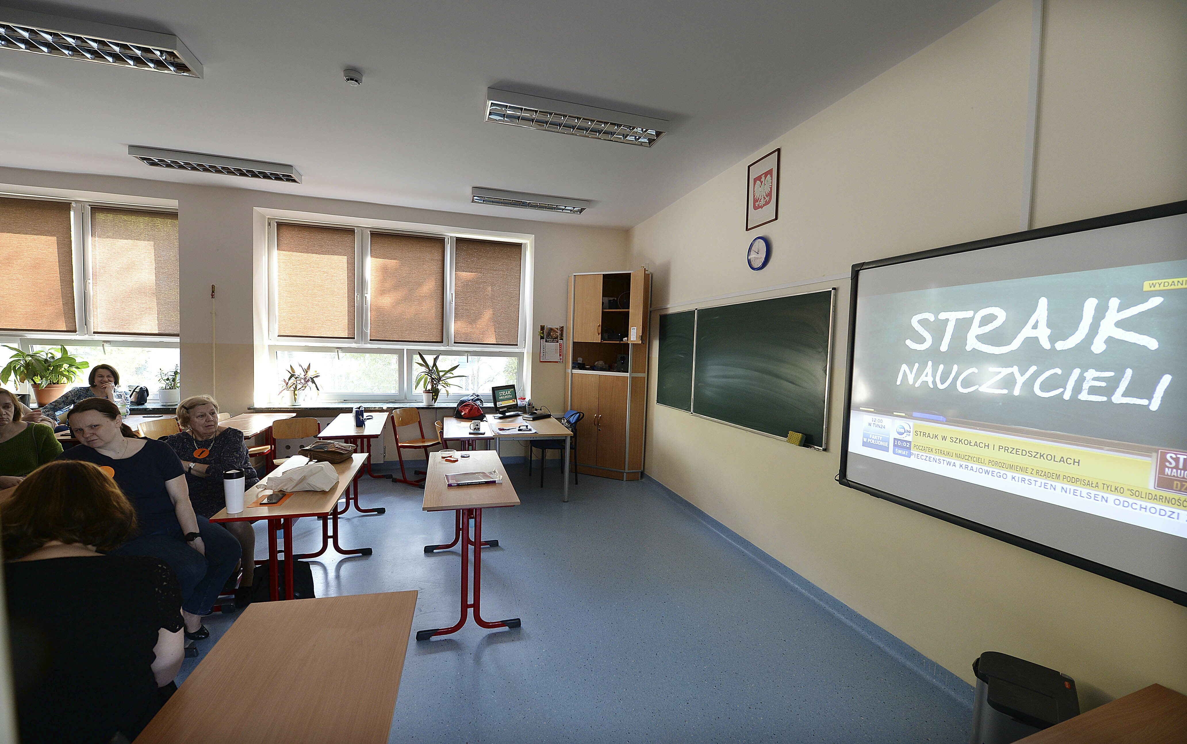 School exams given in Poland as teachers' strike drags on