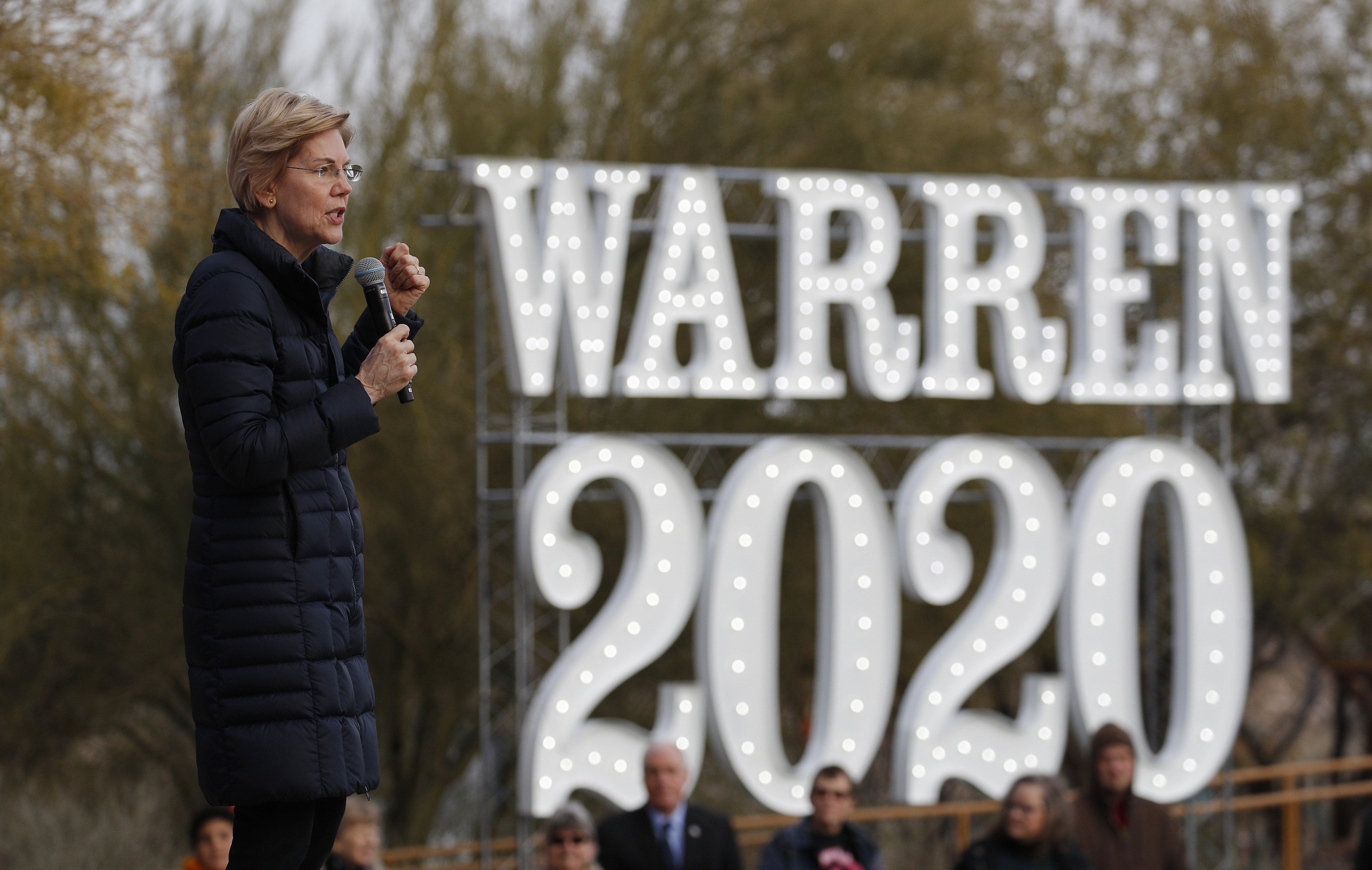 Warren releases 2018 tax return, reveals $900,000 in income