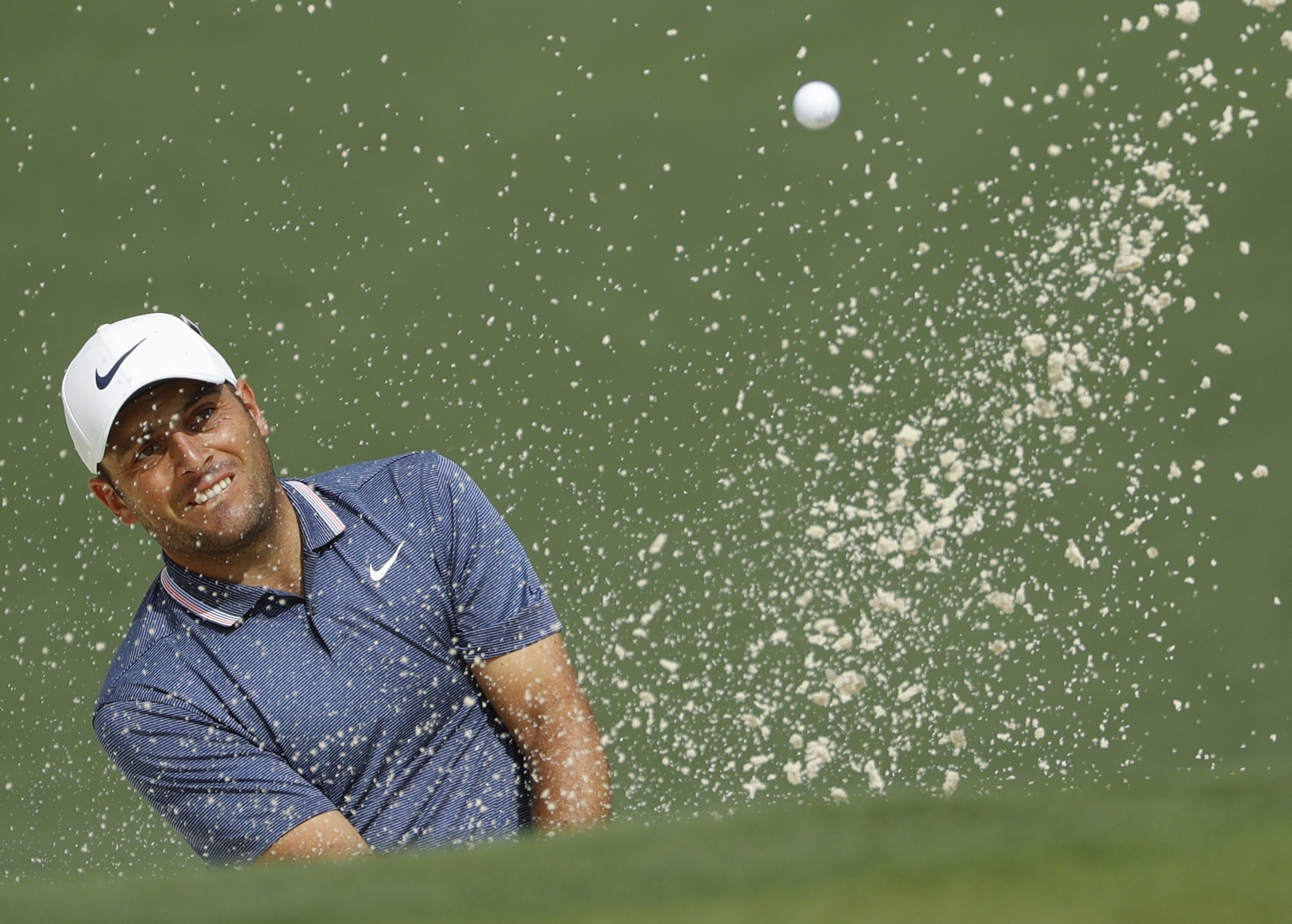 Molinari builds 2-shot lead over Woods, Finau in Masters