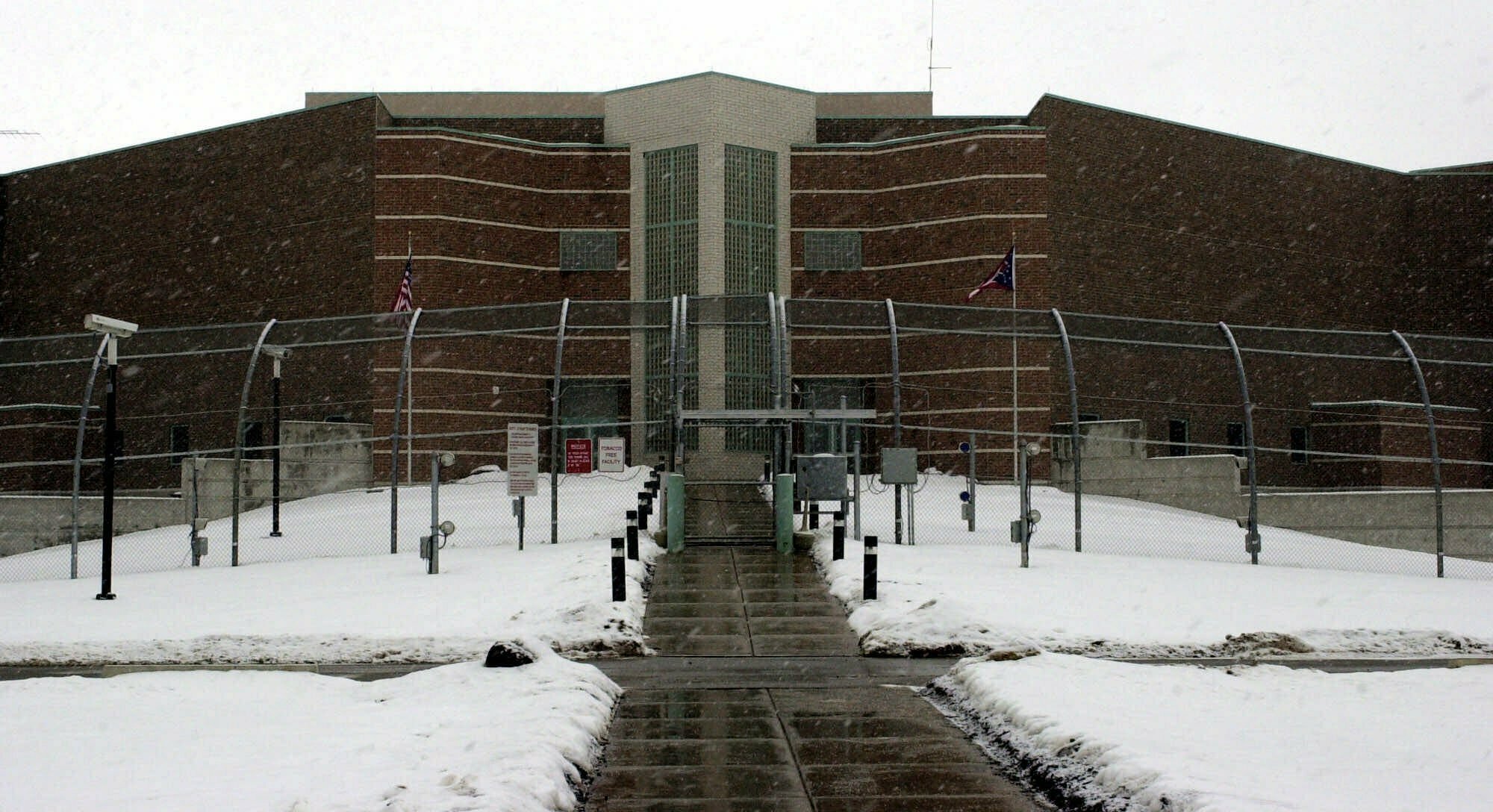 Ohio inmate who stabbed 4 prisoners goes on hunger strike