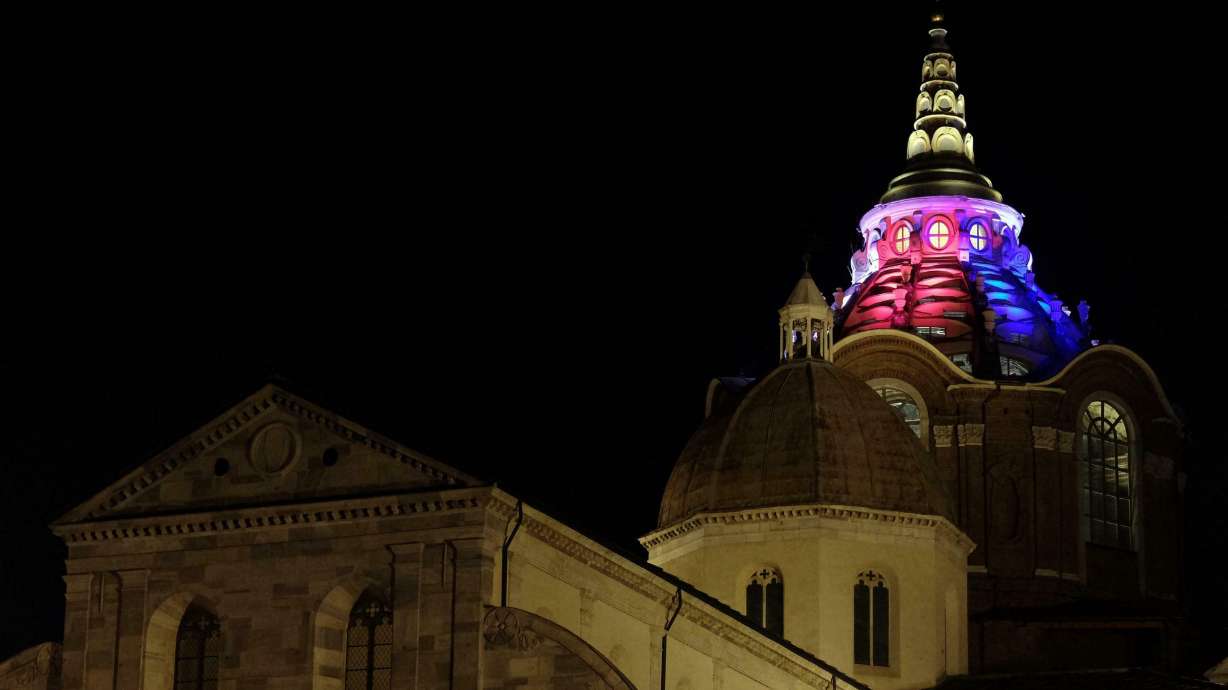 Tourist mecca Notre Dame also revered as place of worship