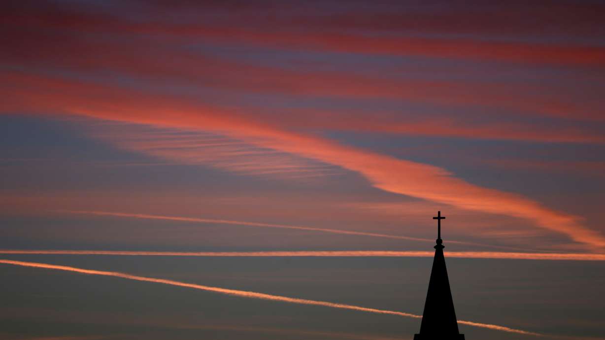 Poll: Church membership in US plummets over past 20 years