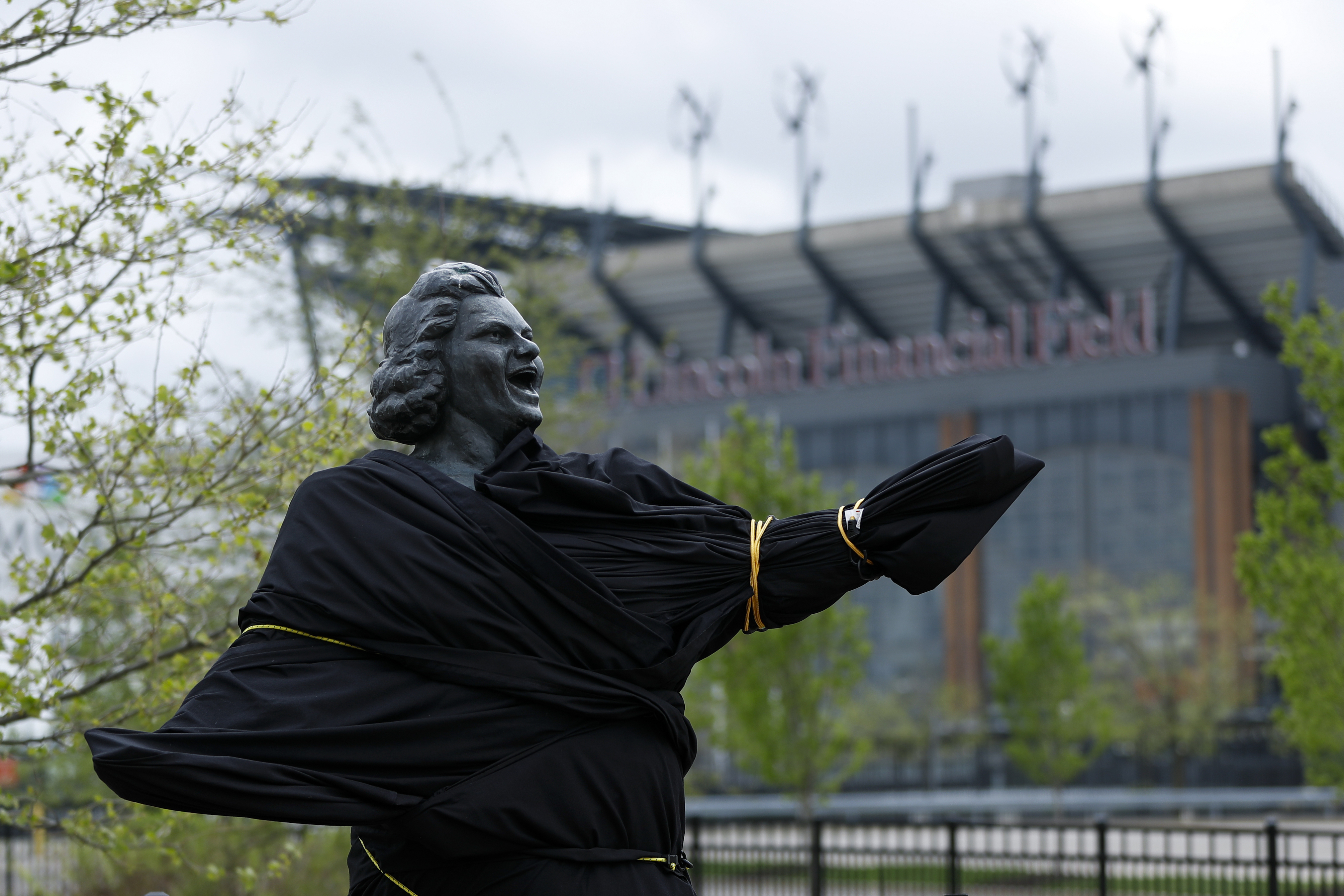 Flyers cover statue of singer Smith amid racism allegations