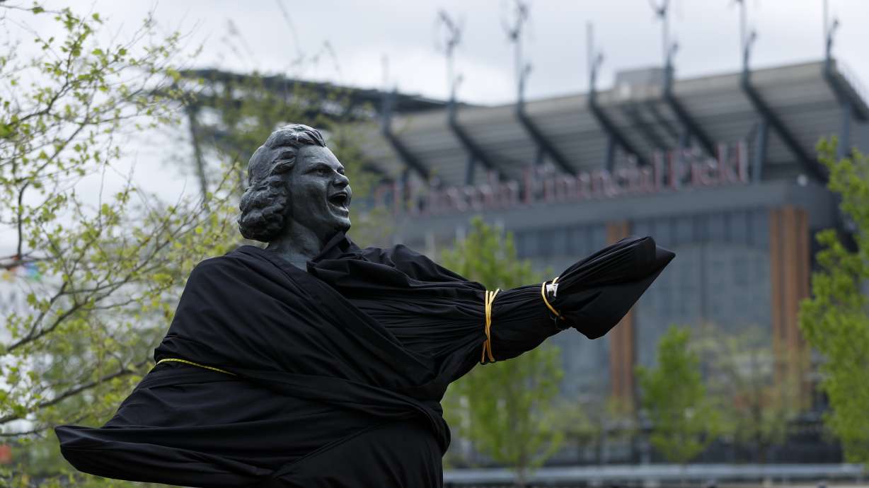 Flyers cover statue of singer Smith amid racism allegations