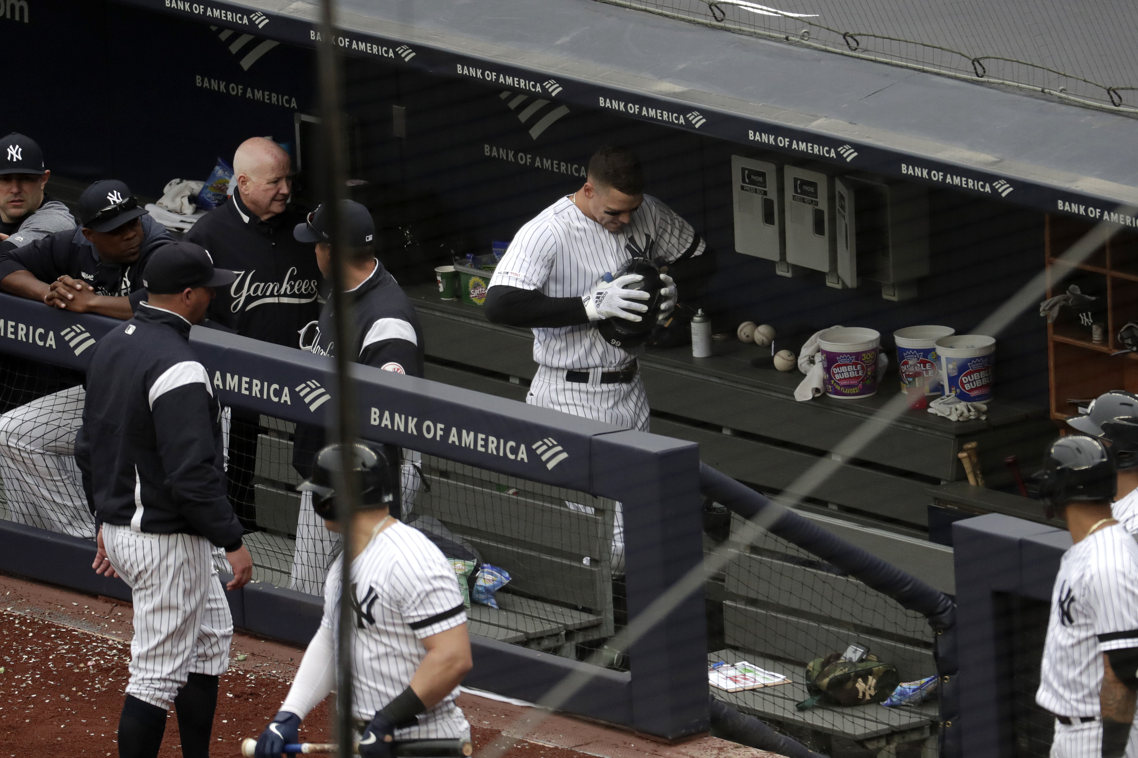Judge hurts oblique, likely to injured list; Yankees top KC