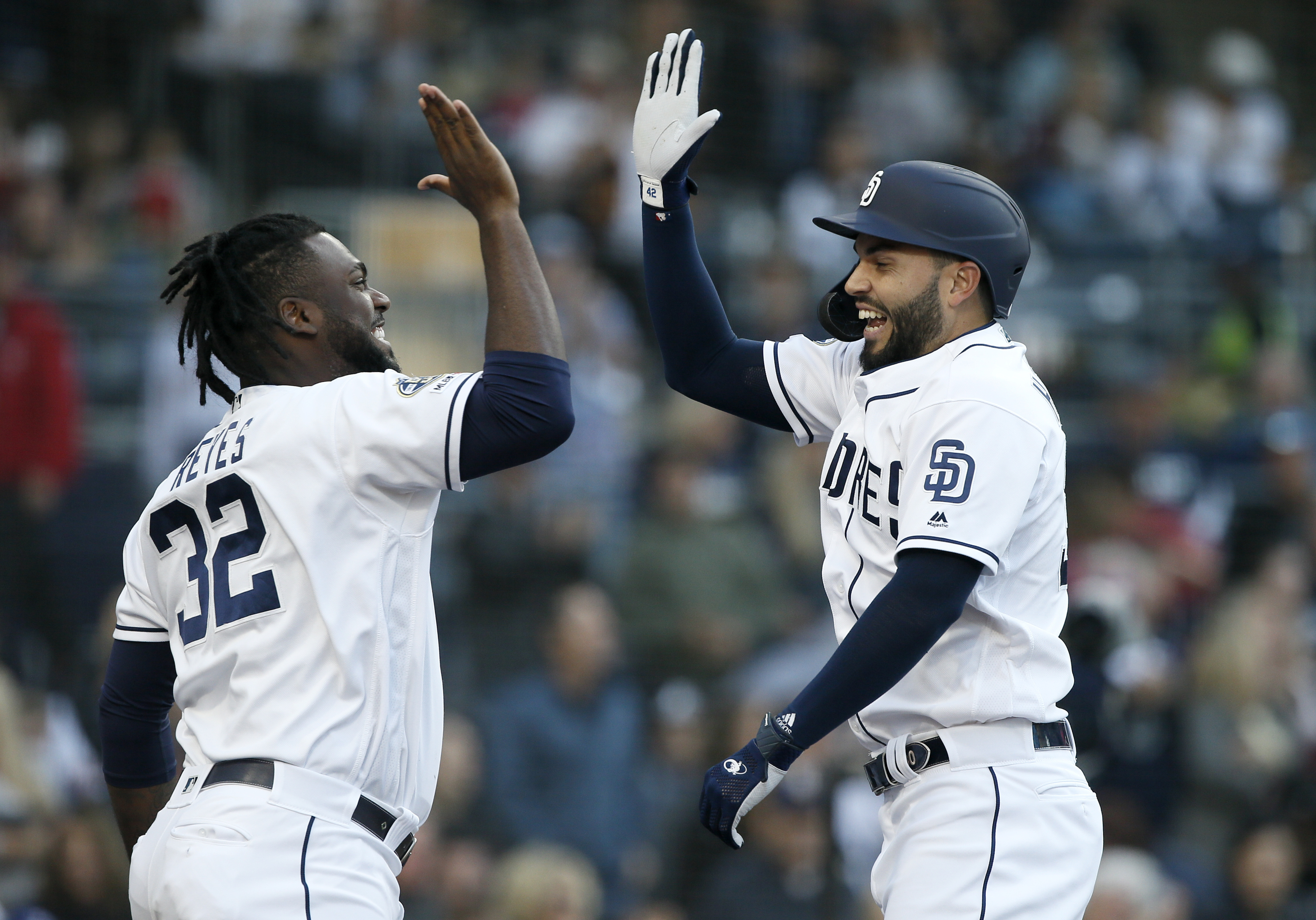 Reds beat Padres 4-2, extend winning streak to 3 games