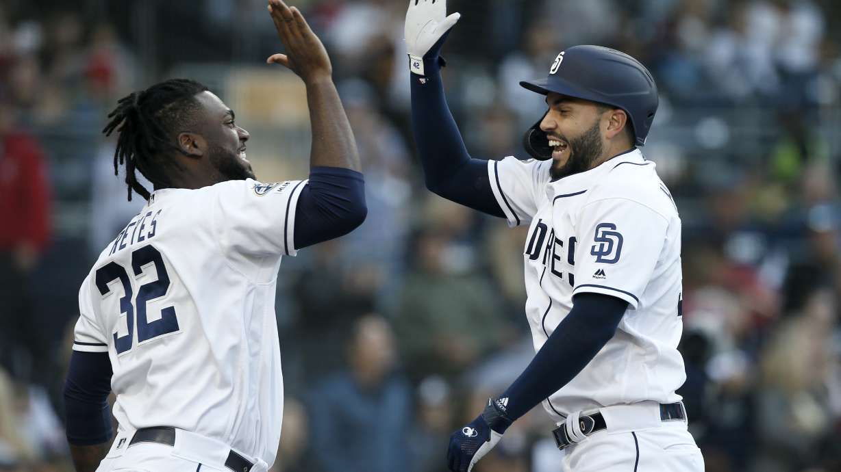 Reds beat Padres 4-2, extend winning streak to 3 games