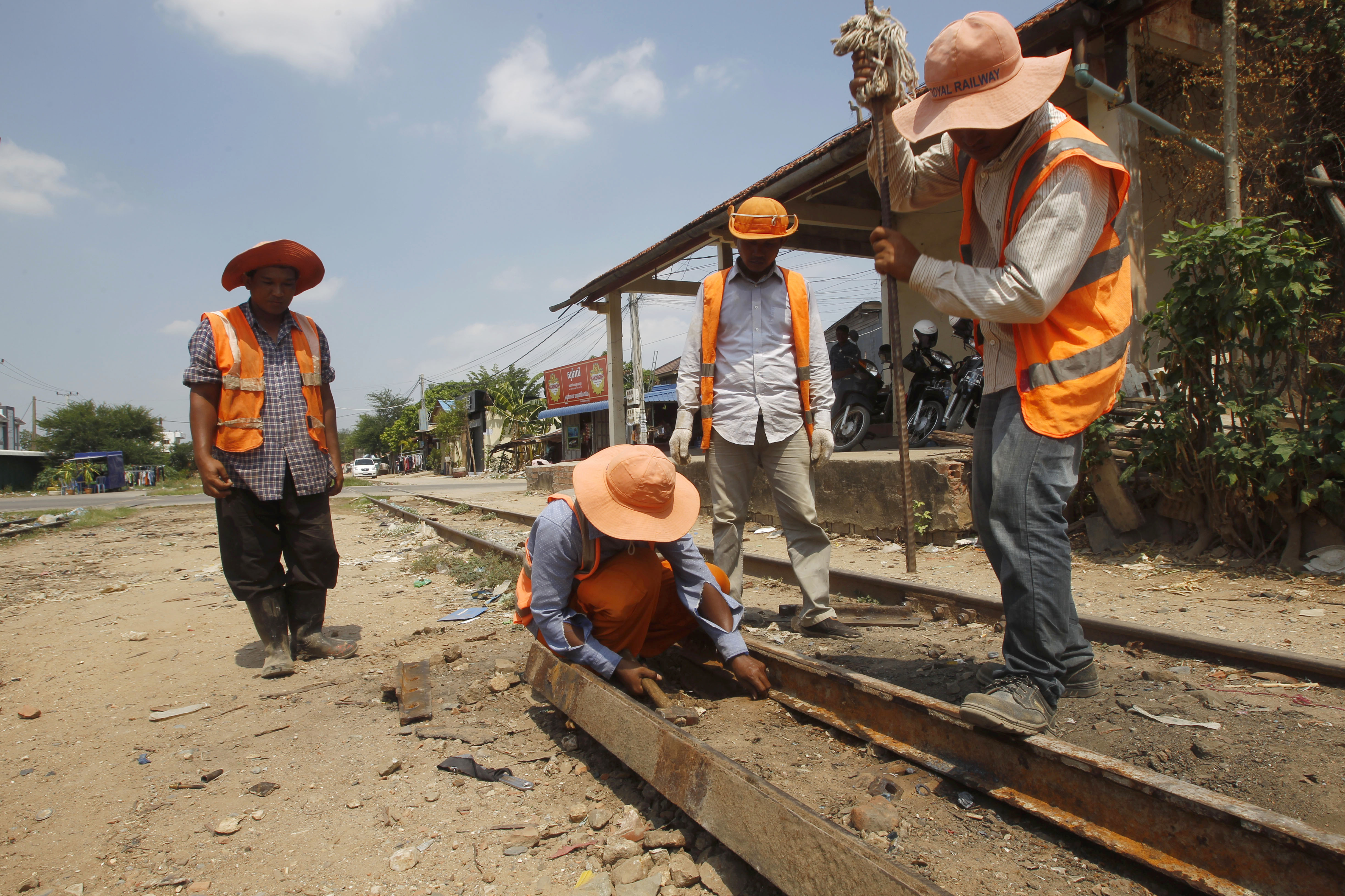 Cambodian and Thai leaders mark reopening of rail link
