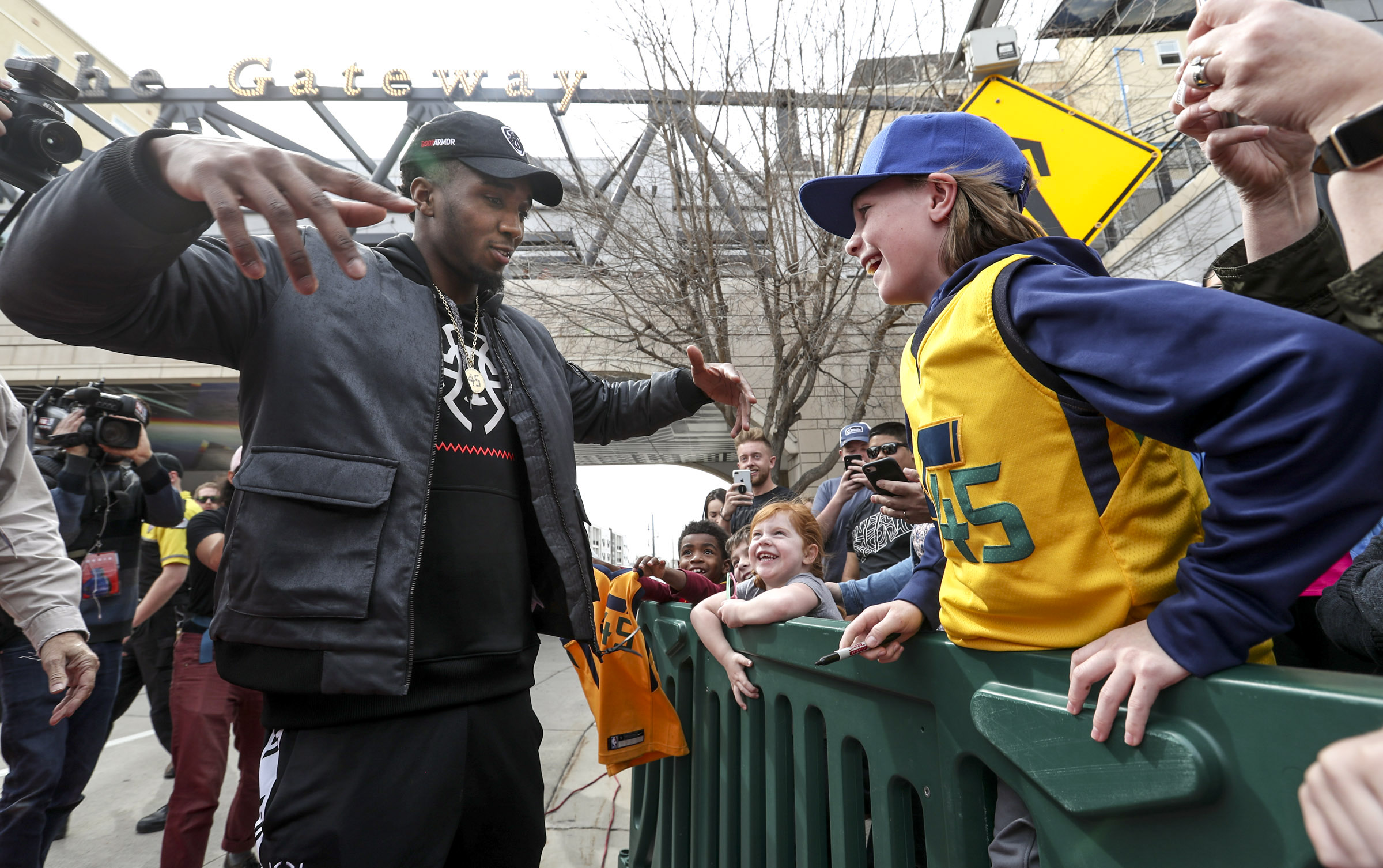 Donovan Mitchell acts as good Samaritan on scene of Utah auto accident: 'I just wanted to make sure everybody was OK'