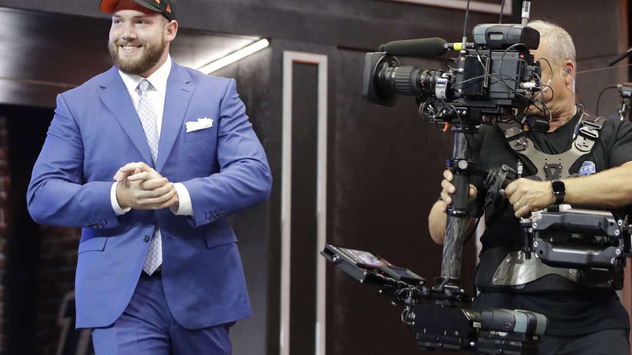 No QB this time: Bengals take tackle Williams in 1st round