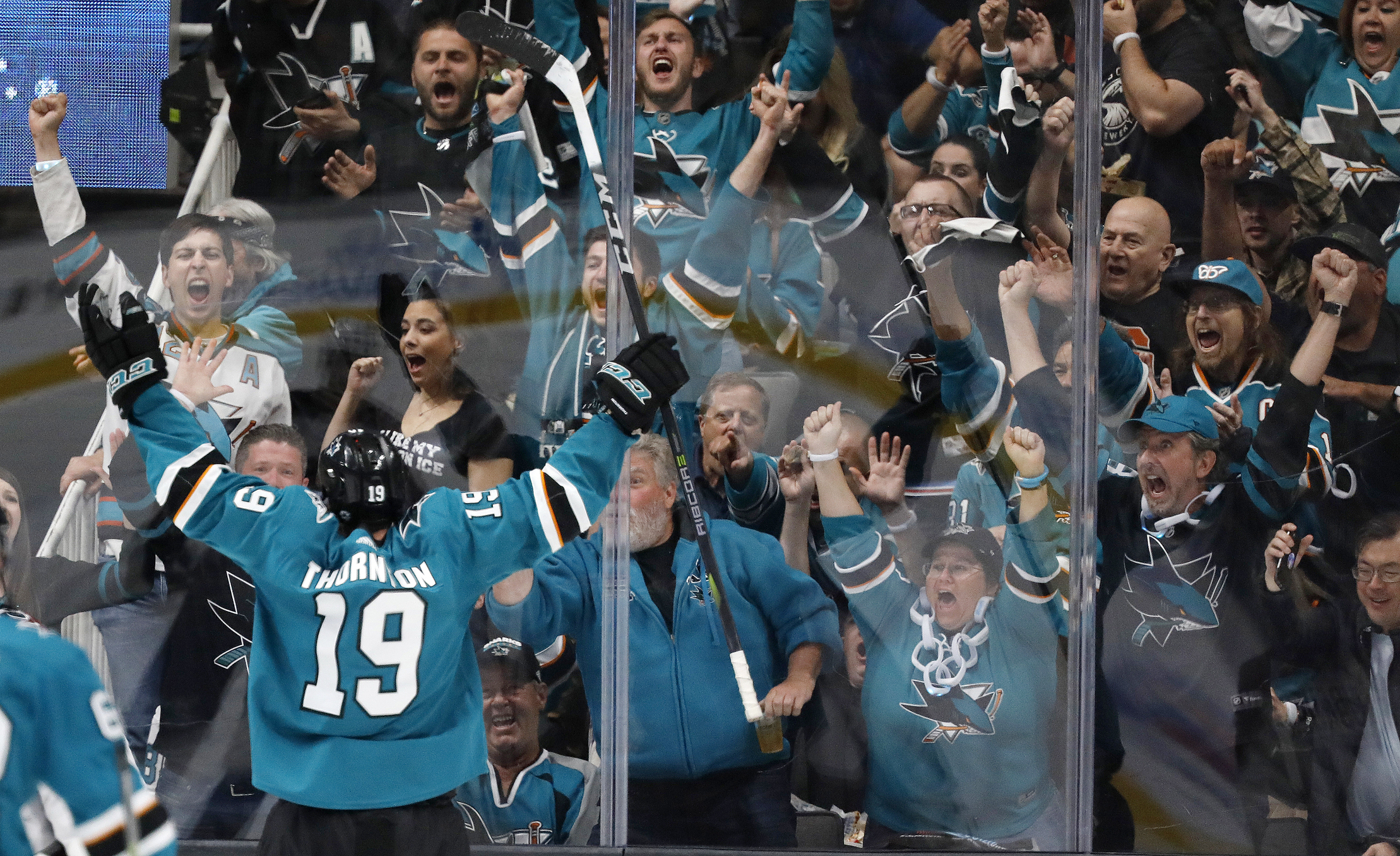Thornton sparks Sharks in 5-2 Game 1 win over Avs