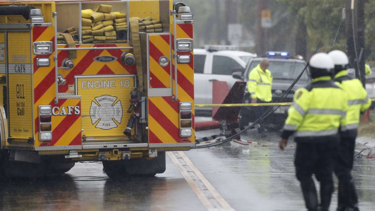 3 dead after tour helicopter crashes in Hawaii suburb