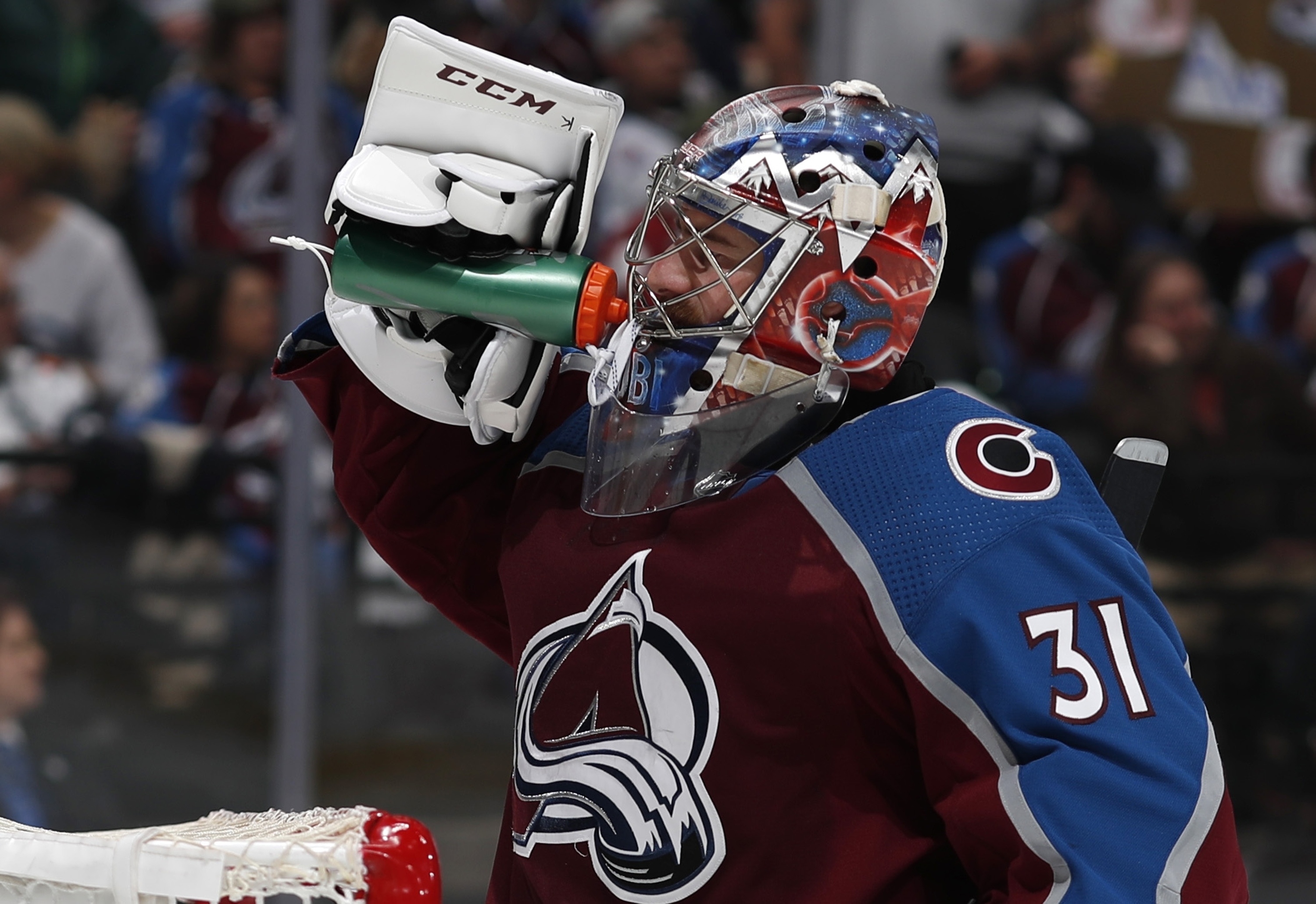 MacKinnon, Avs beat Sharks 3-0 in Game 4 to even series