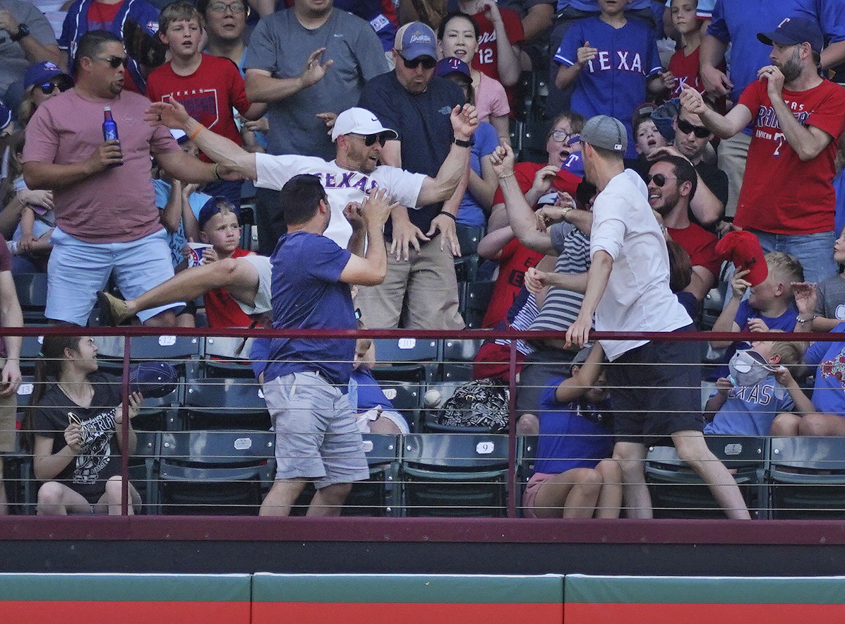 Odor, Cabrera go deep, Rangers beat Blue Jays 10-2