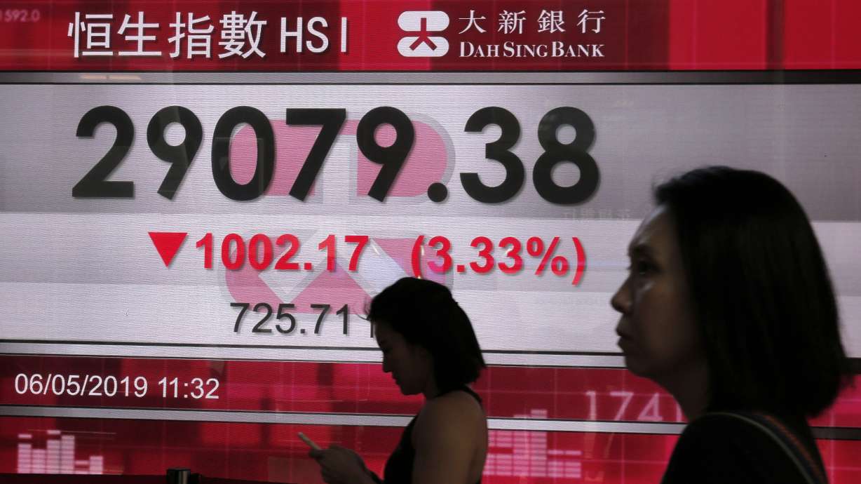 Markets swoon after Trump threatens to hike China tariffs