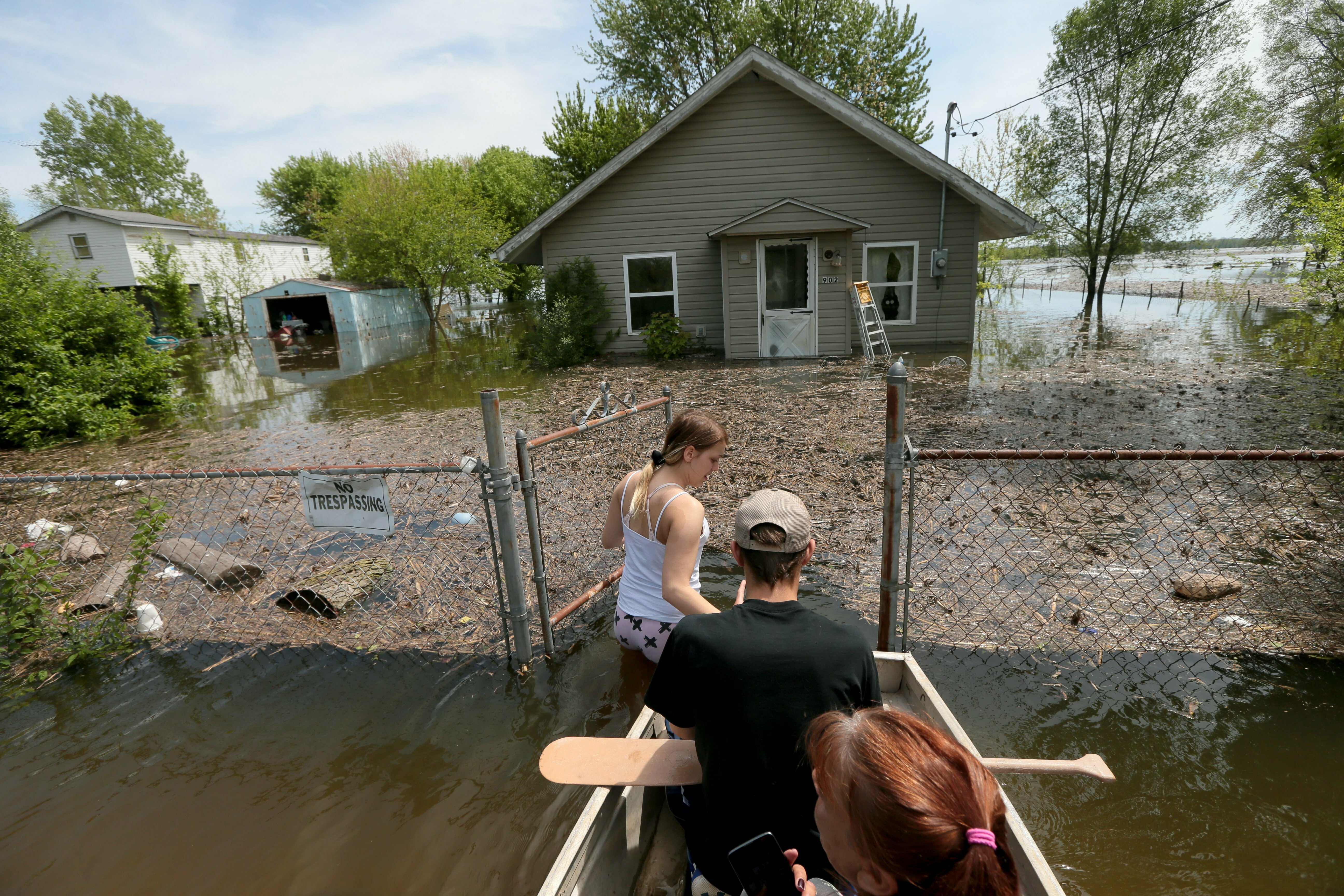 Midwest rivers recede, but flooding danger lingers