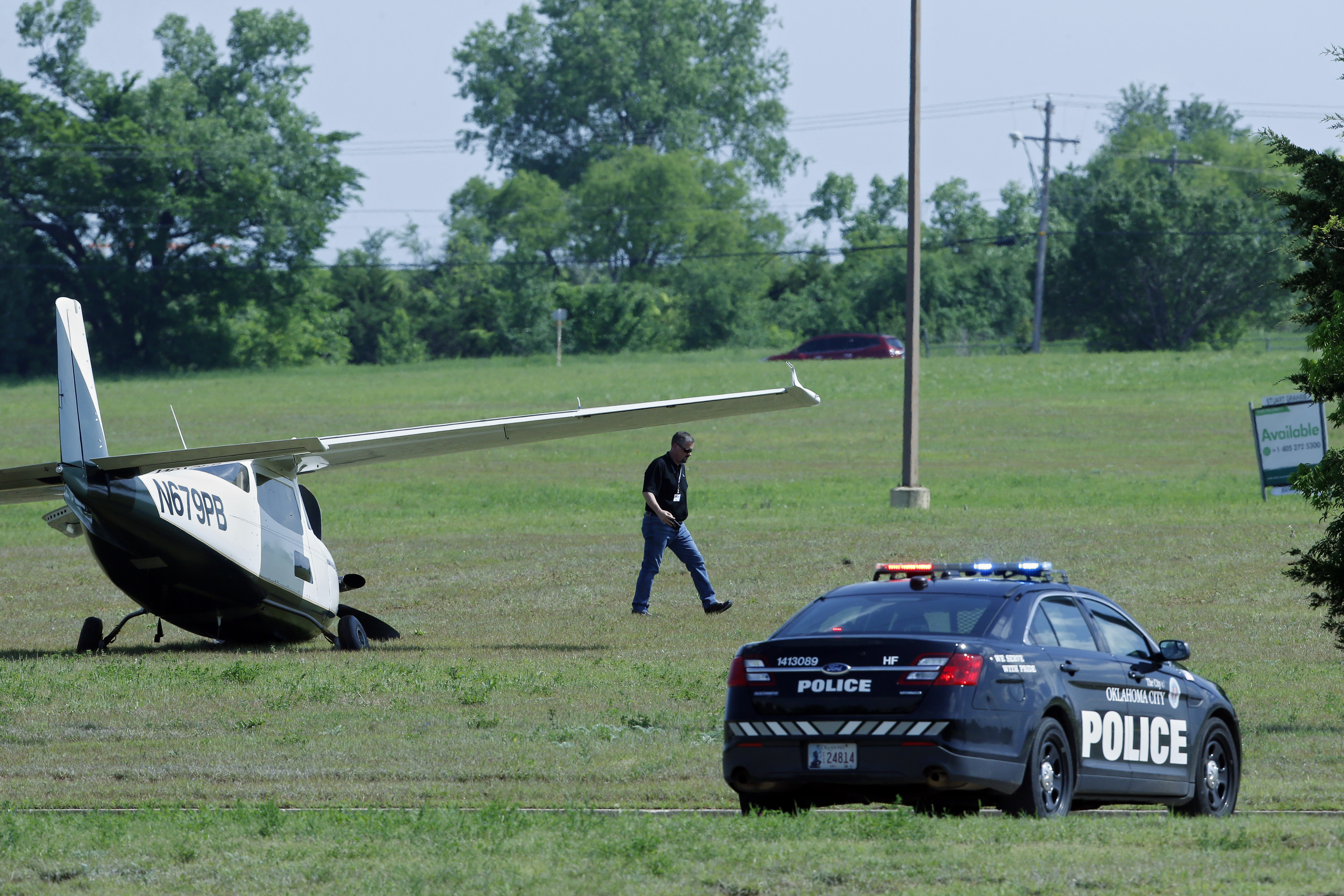 Pilot makes emergency landing in Oklahoma City field