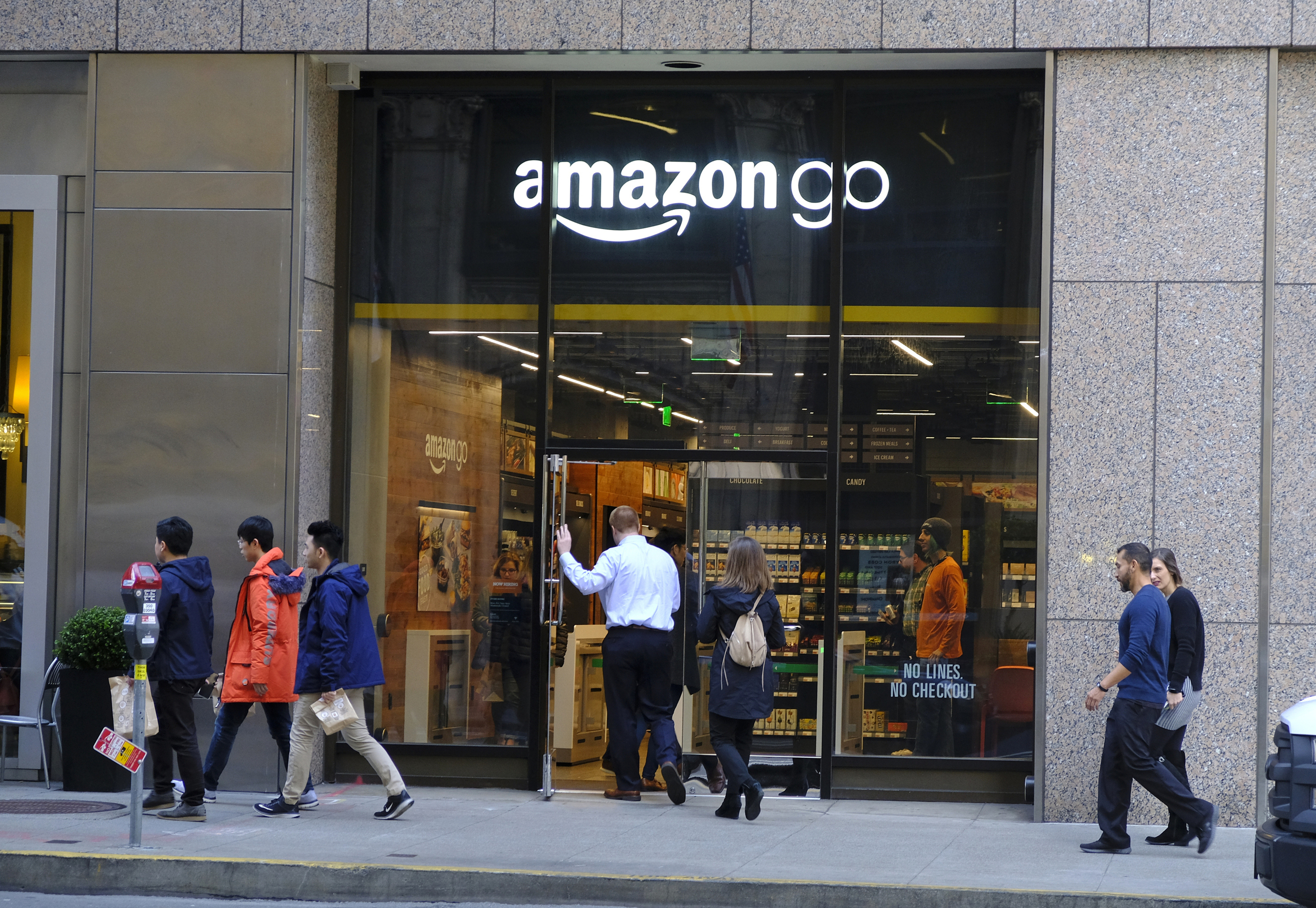 Amazon opens first Go store that accepts cash