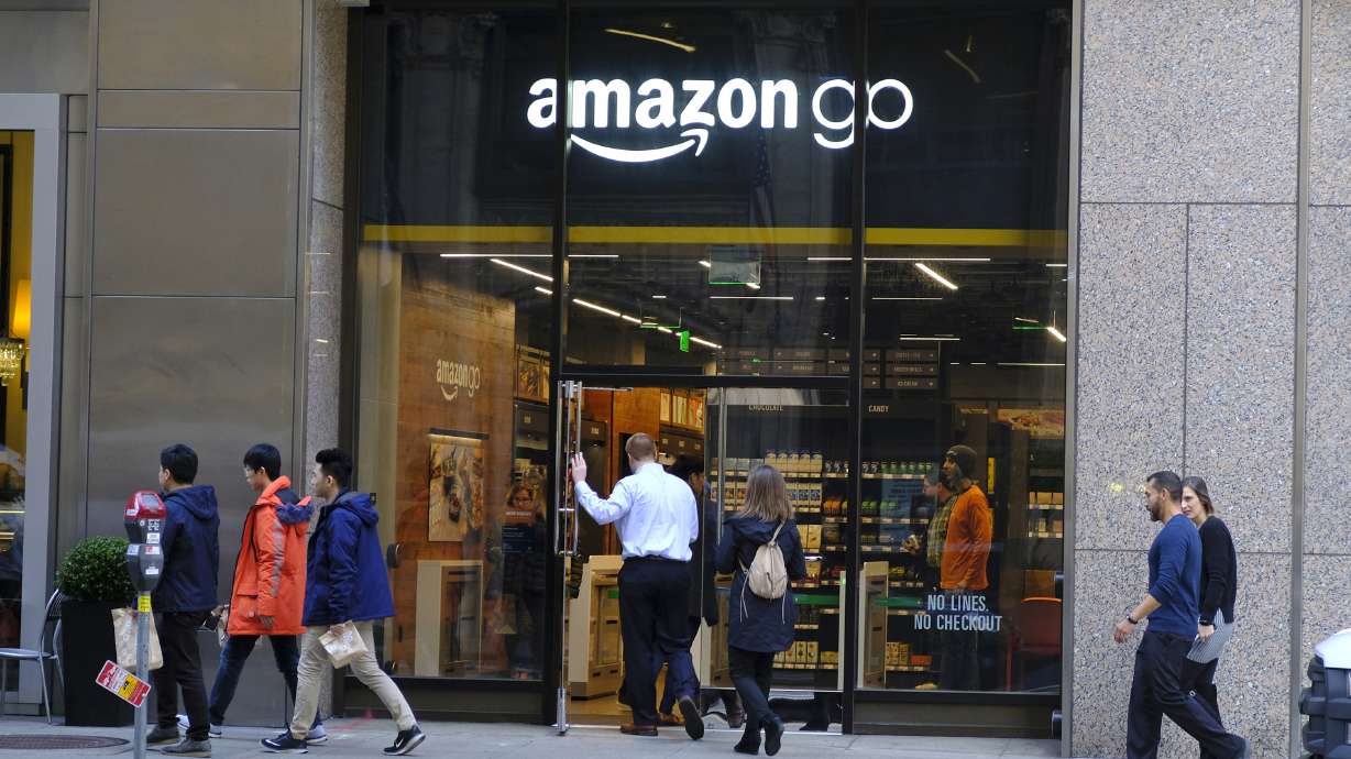 Amazon opens first Go store that accepts cash