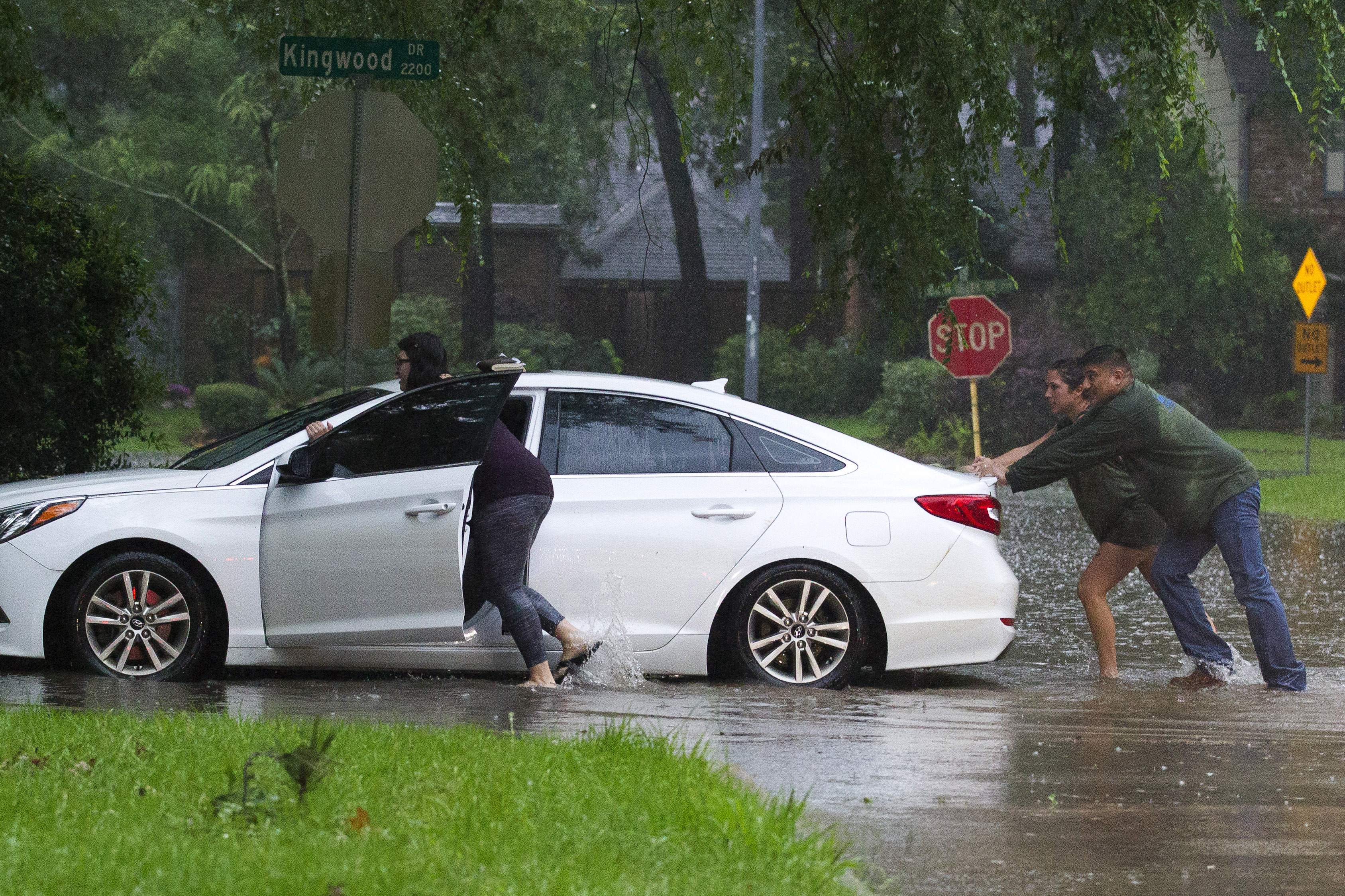 Houston streets fill up with water; man dead in Austin