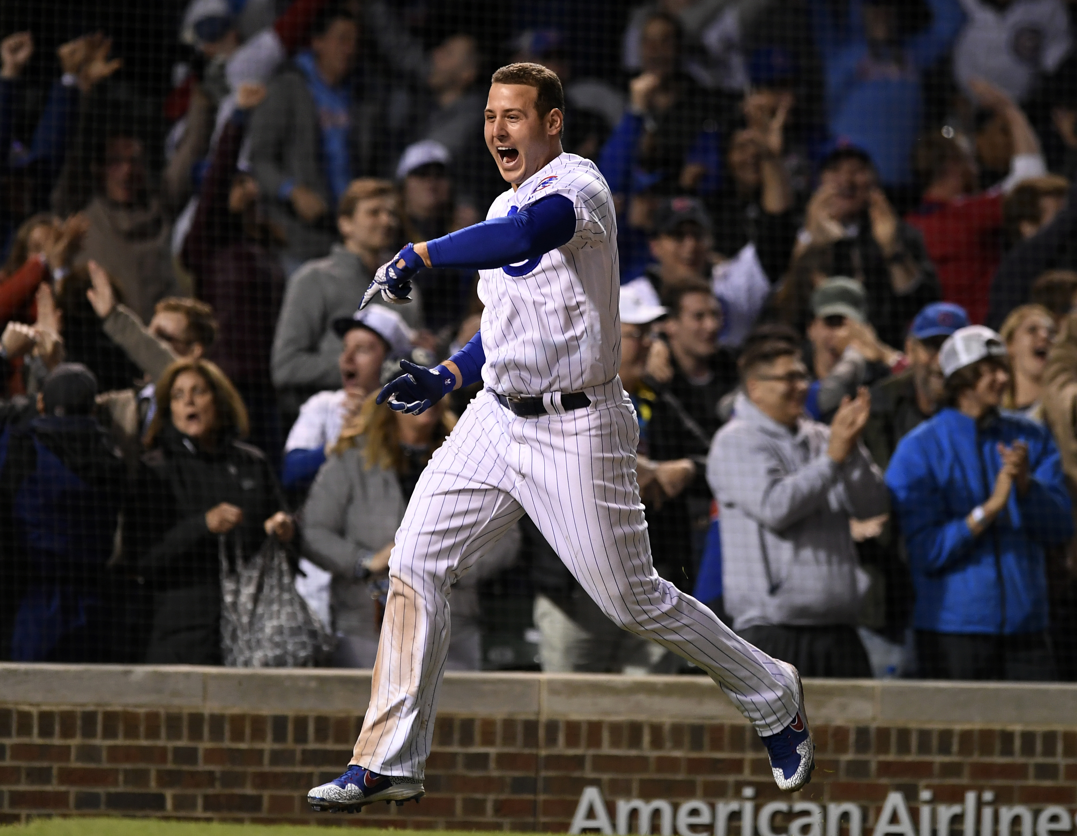 Heyward homer gives Cubs 3-2 win in 11th in Russell's return