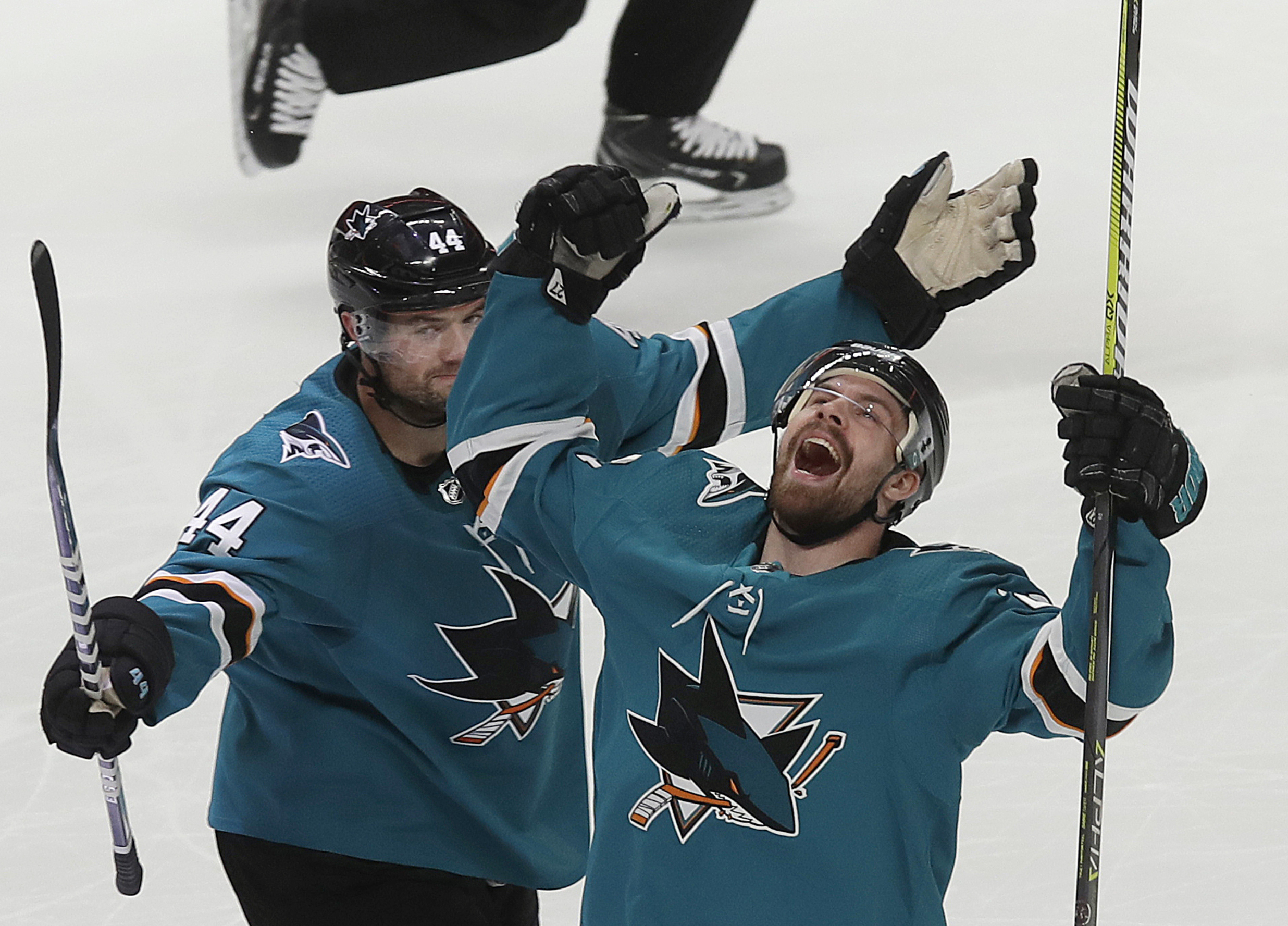 Healthy Pavelski helps lead Sharks back to conference final