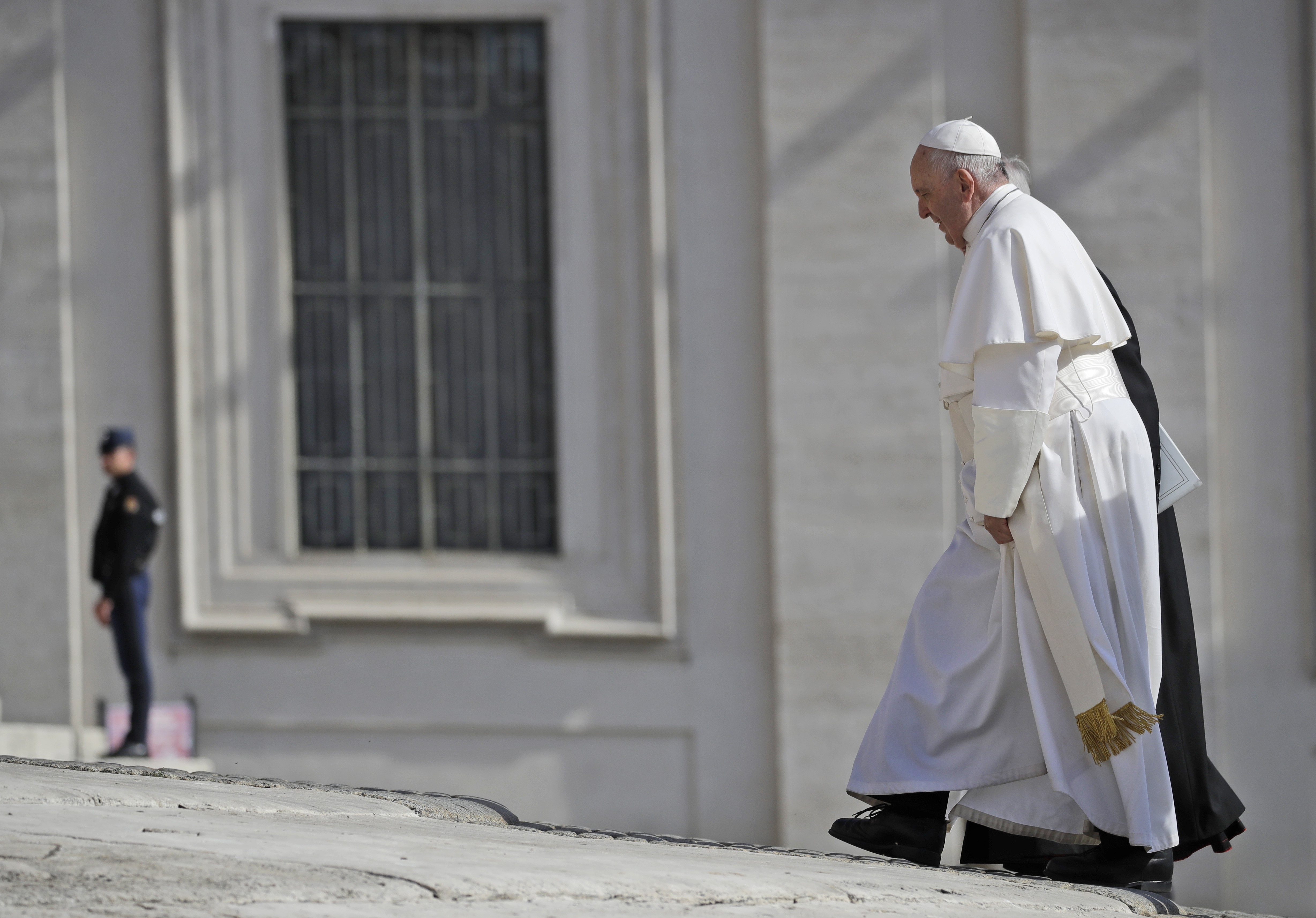 Pope tells Roma, Sinti people he shares their suffering