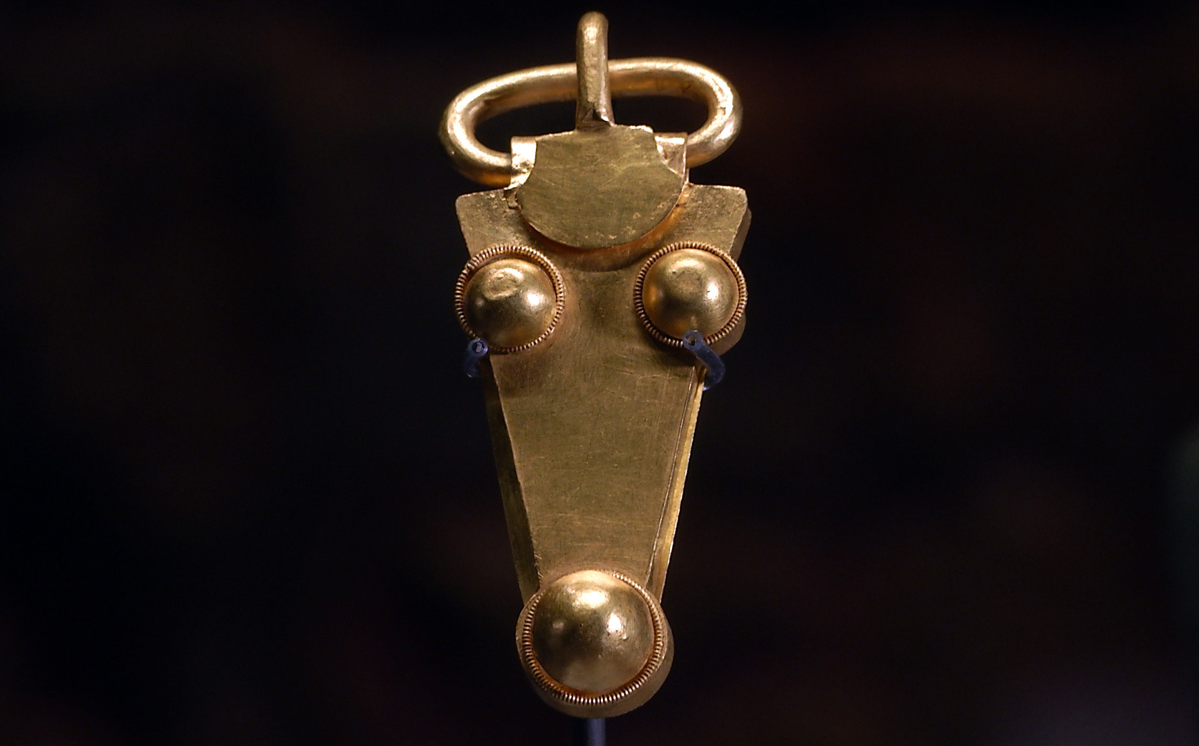 Scientists liken Anglo-Saxon burial site to King Tut's tomb