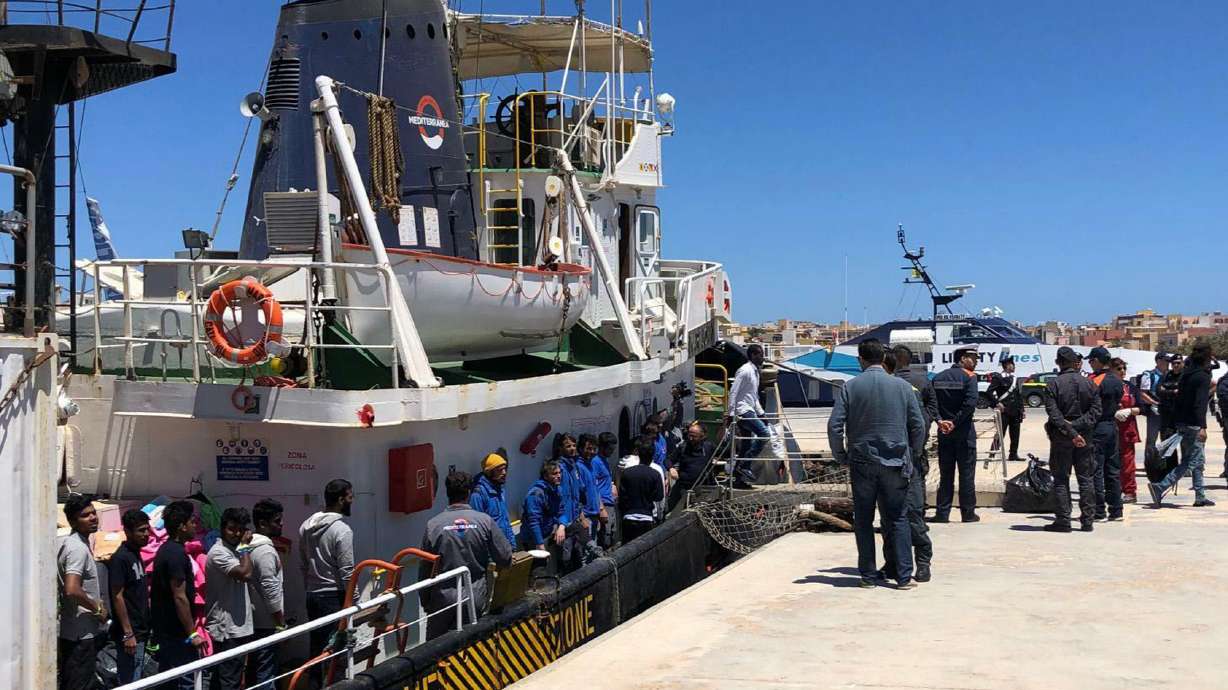 30 migrants arrive in Italy, minister sequesters aid ship