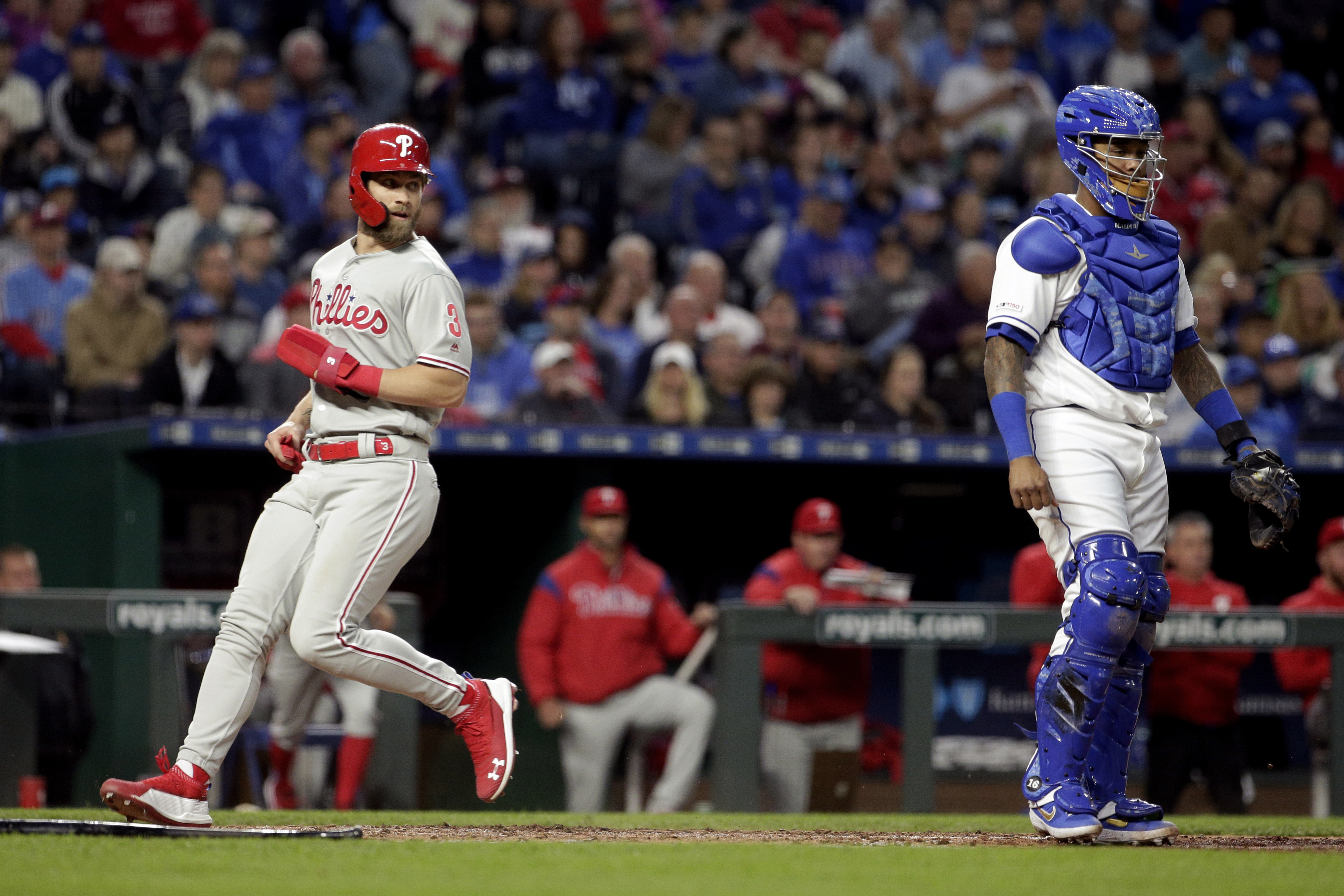 Gordon powers Royals to 5-1 win over Phillies