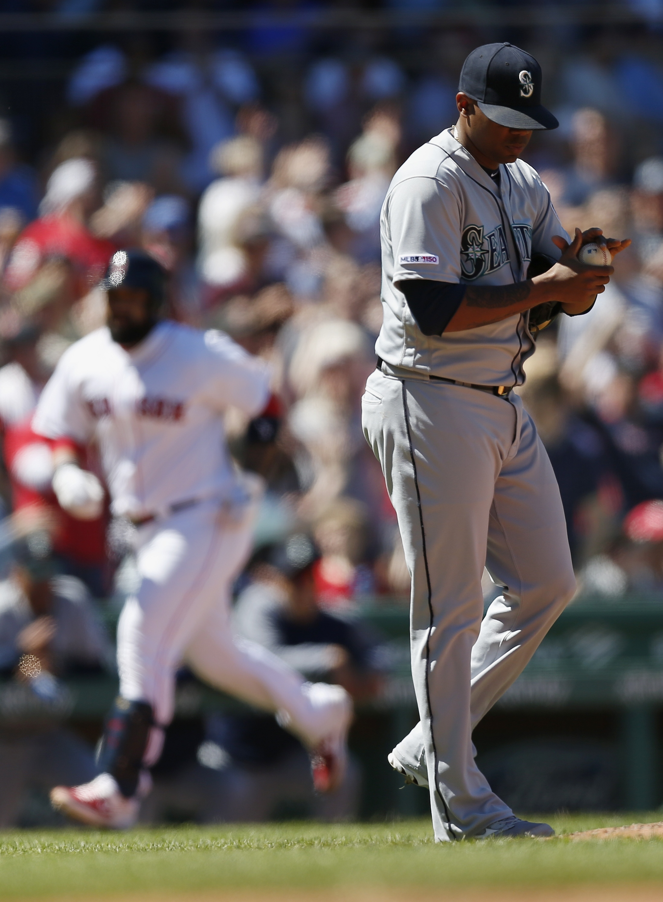 Leon's 3-run homer caps 8-run 3rd, Red Sox beat Mariners 9-5