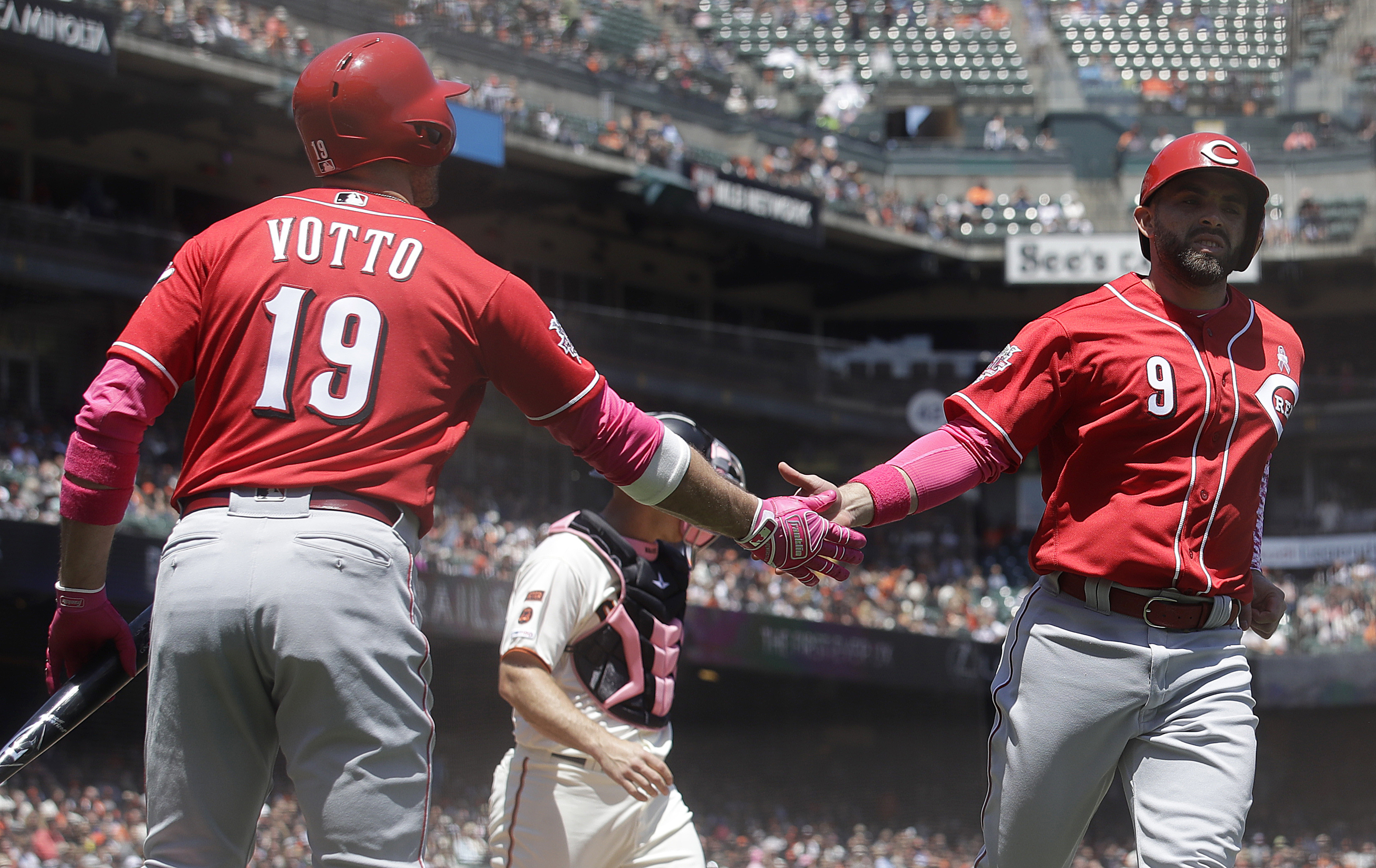 Sandoval's homer, 3 hits help Giants beat Reds 6-5