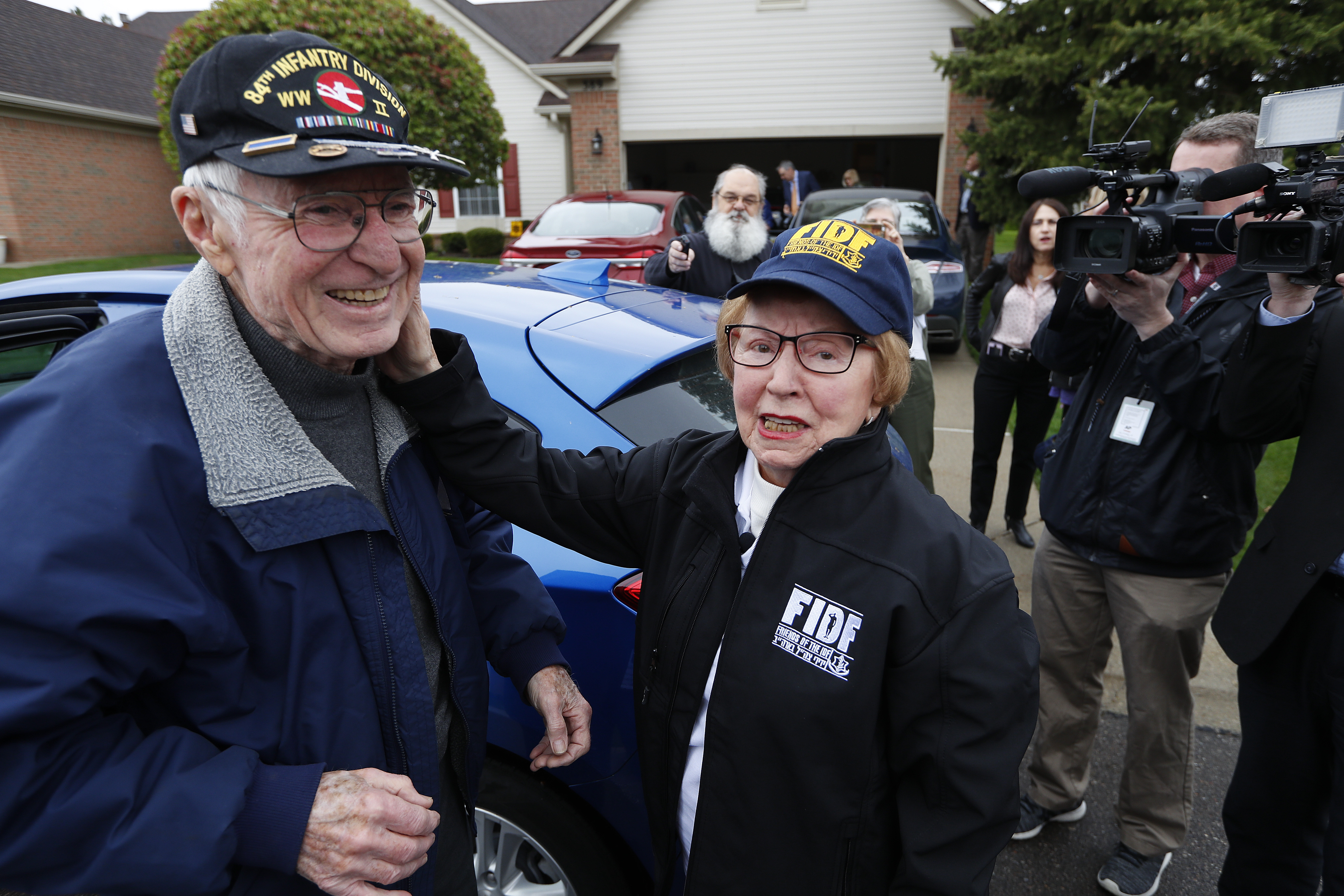 Holocaust survivor, former soldier have emotional meeting