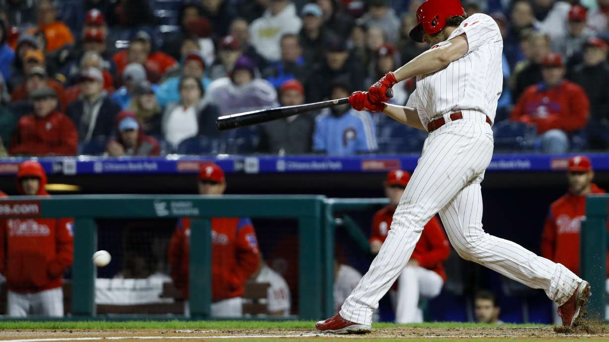 Realmuto, Hernandez lead Phils over Brewers 7-4