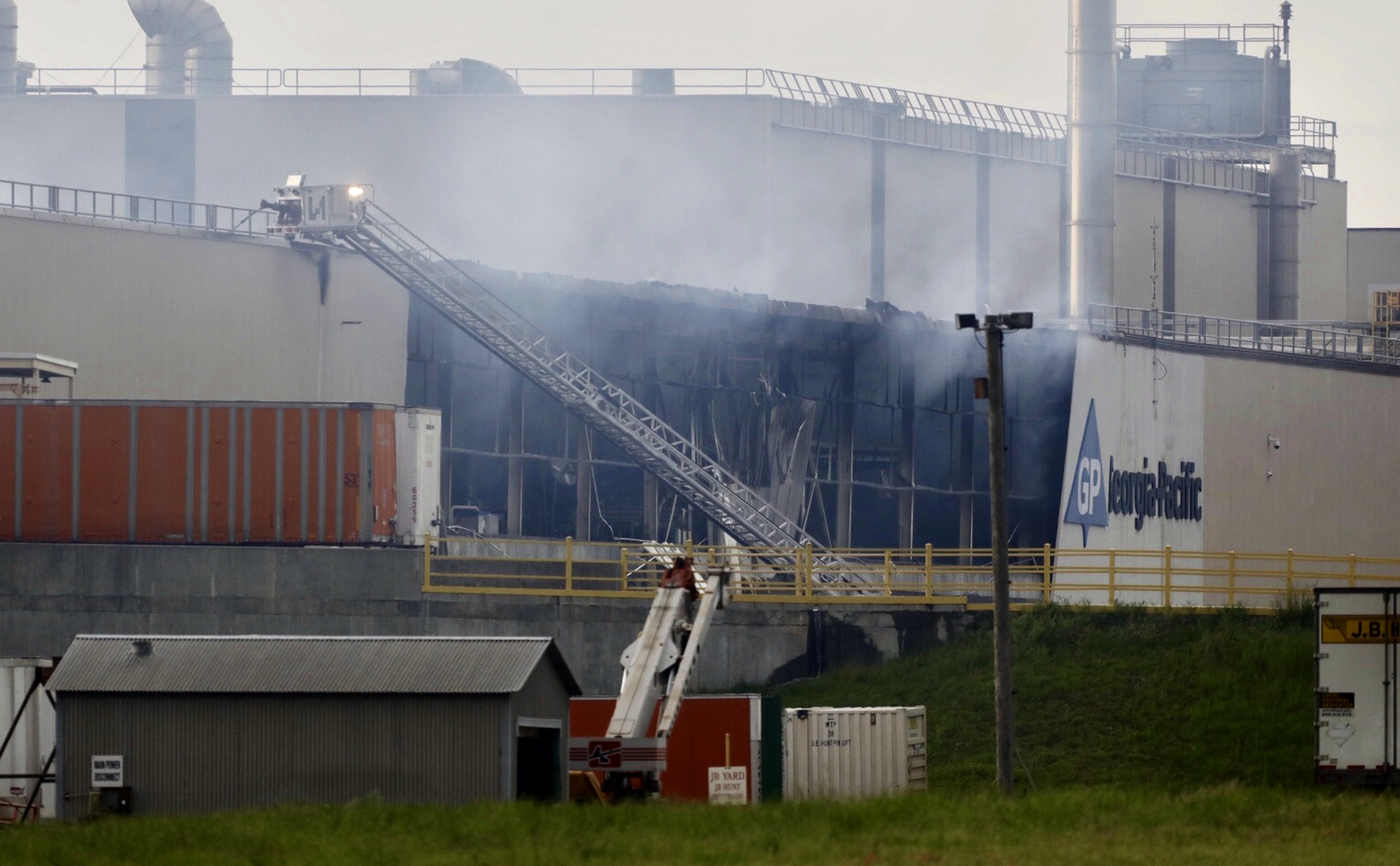 5 workers hurt in fire and explosion at Oklahoma paper mill