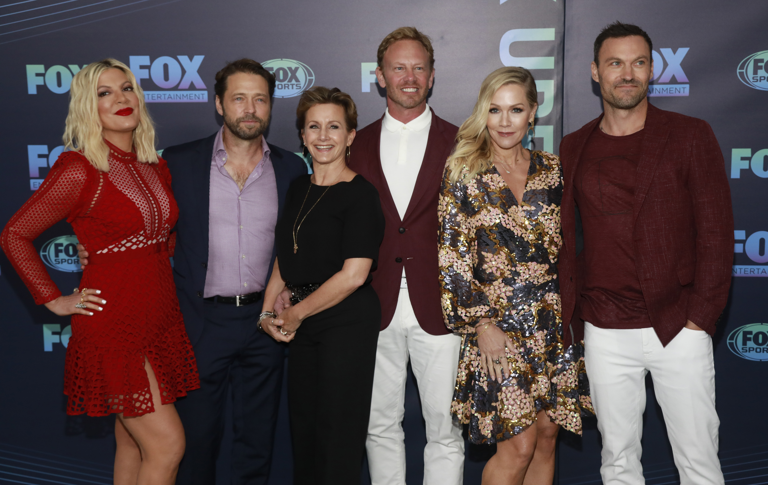 Without Luke Perry, 'Beverly Hills, 90210' cast preps reboot