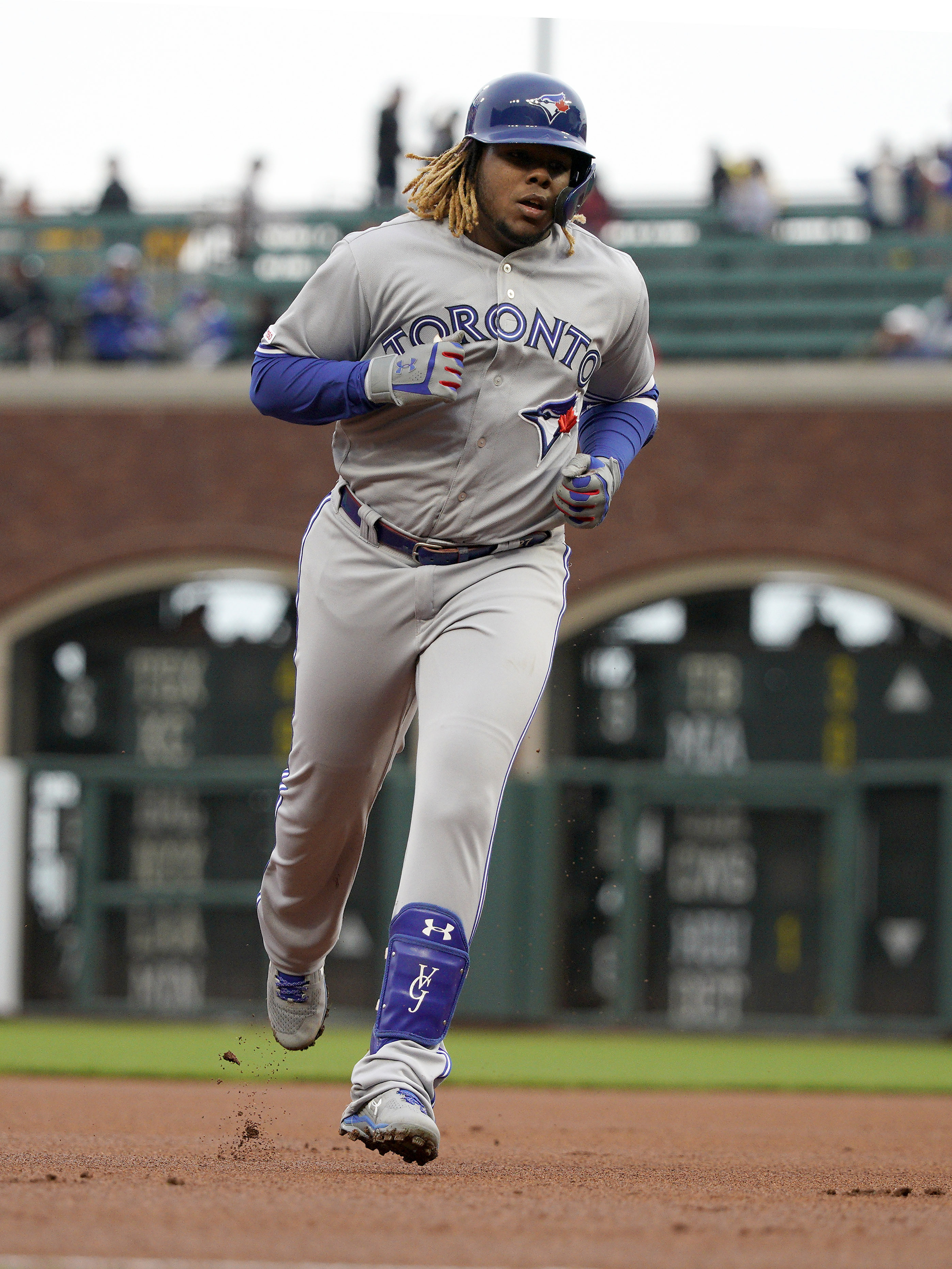 Vladdy Jr. hits first 2 HRs, youngest Blue Jay to go deep