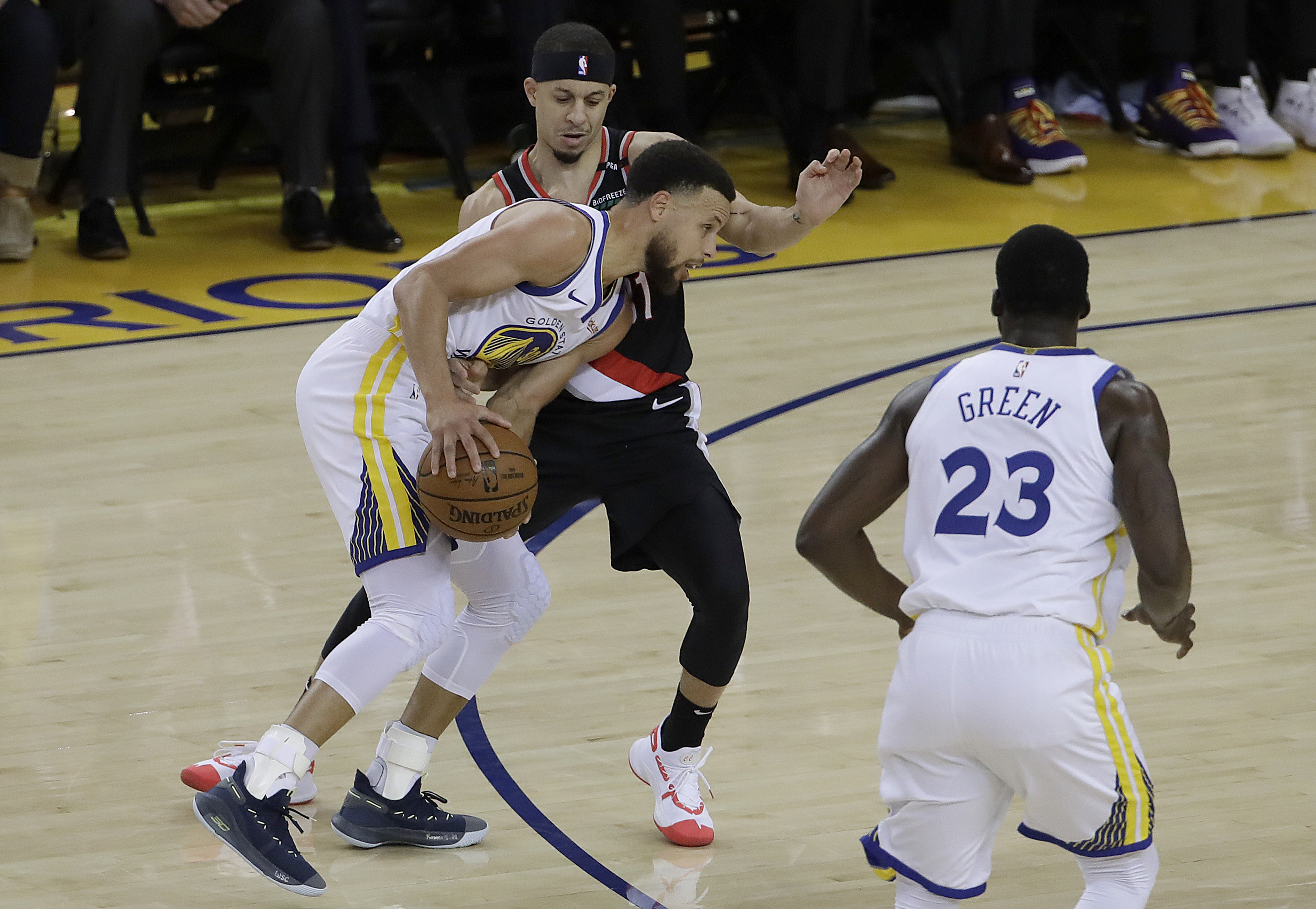 Curry, Warriors take Game 1 of Western Conference finals