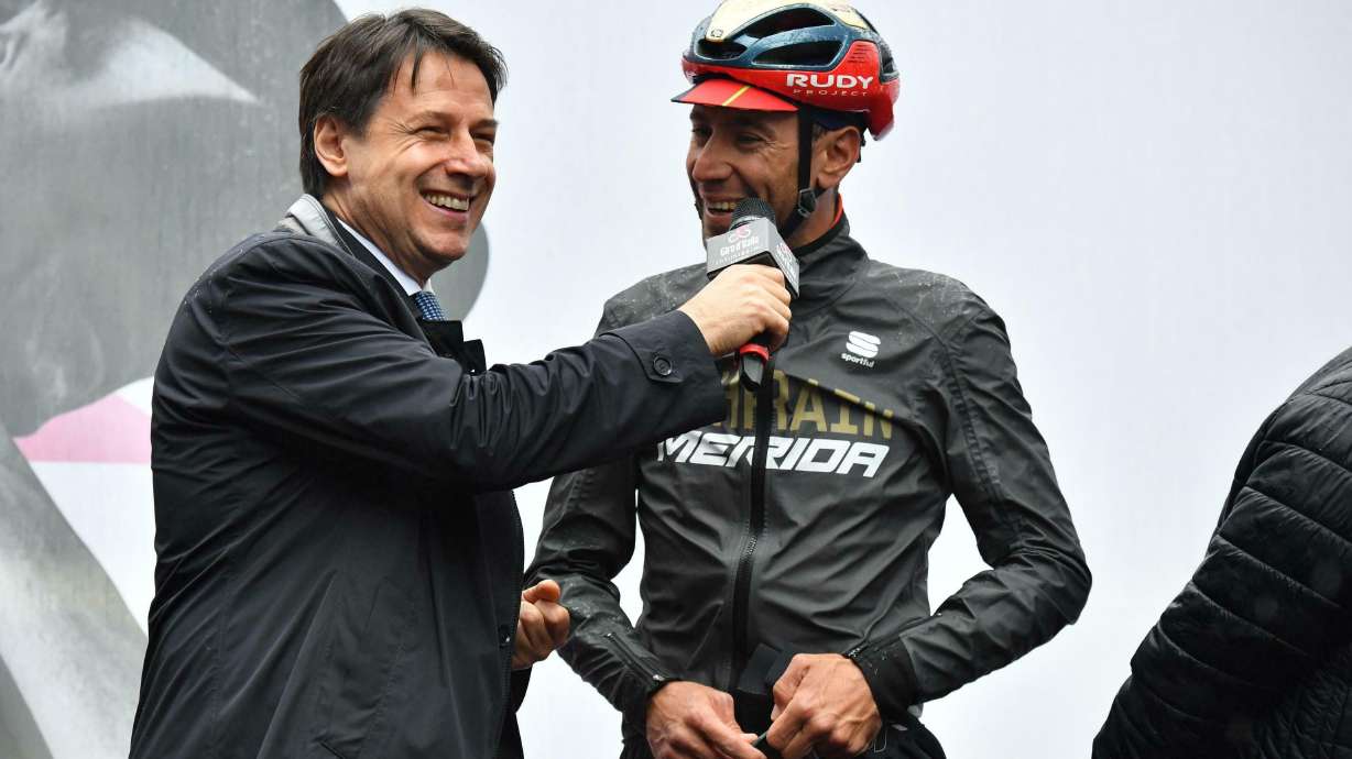 Ackermann wins rainy Giro stage 5, Roglic stays in lead