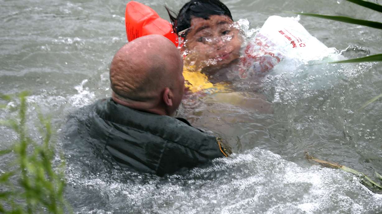 Photos capture near-drowning of migrants on US-Mexico border