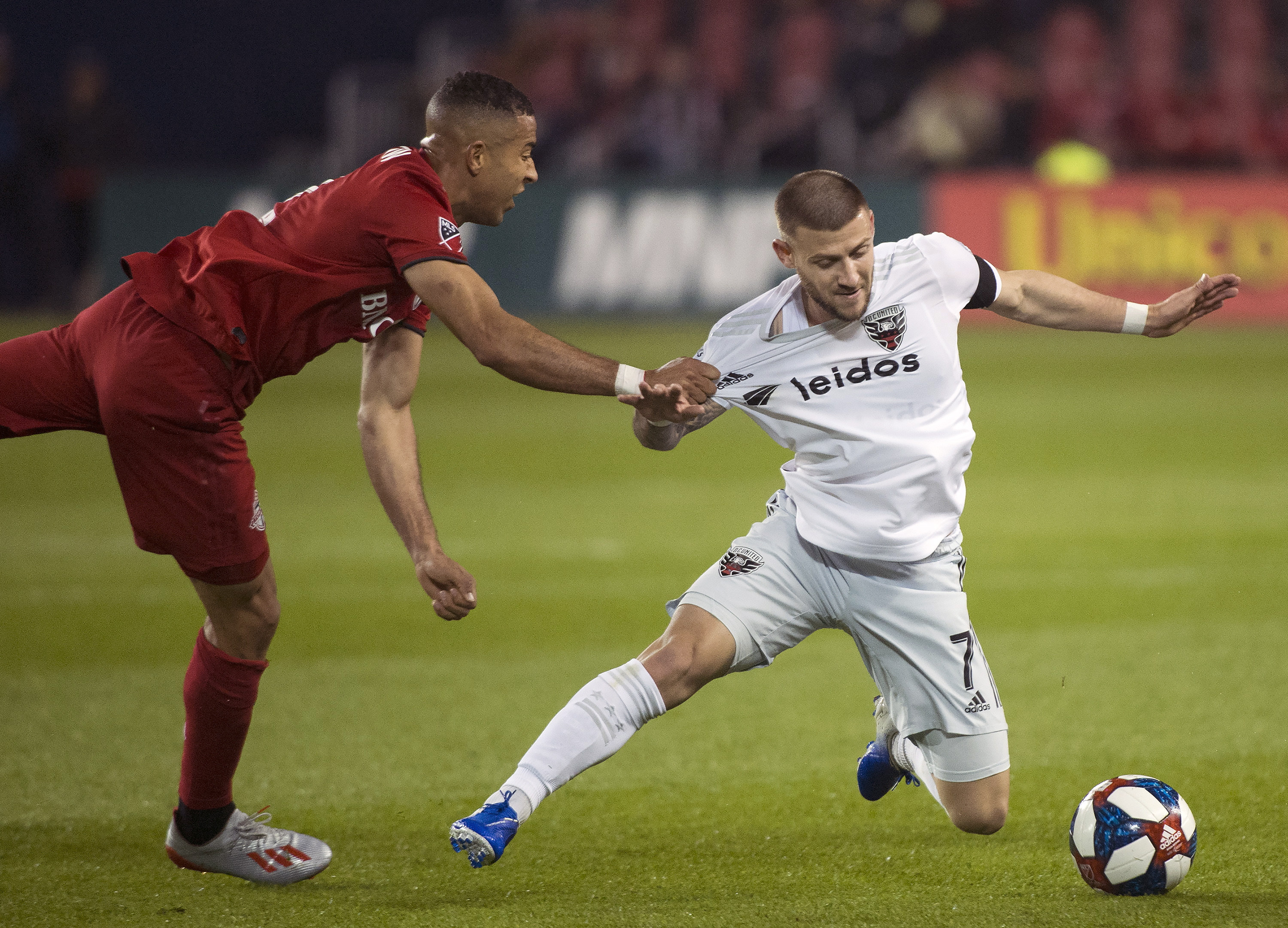 Toronto FC takes 35 shots in 0-0 tie against DC United
