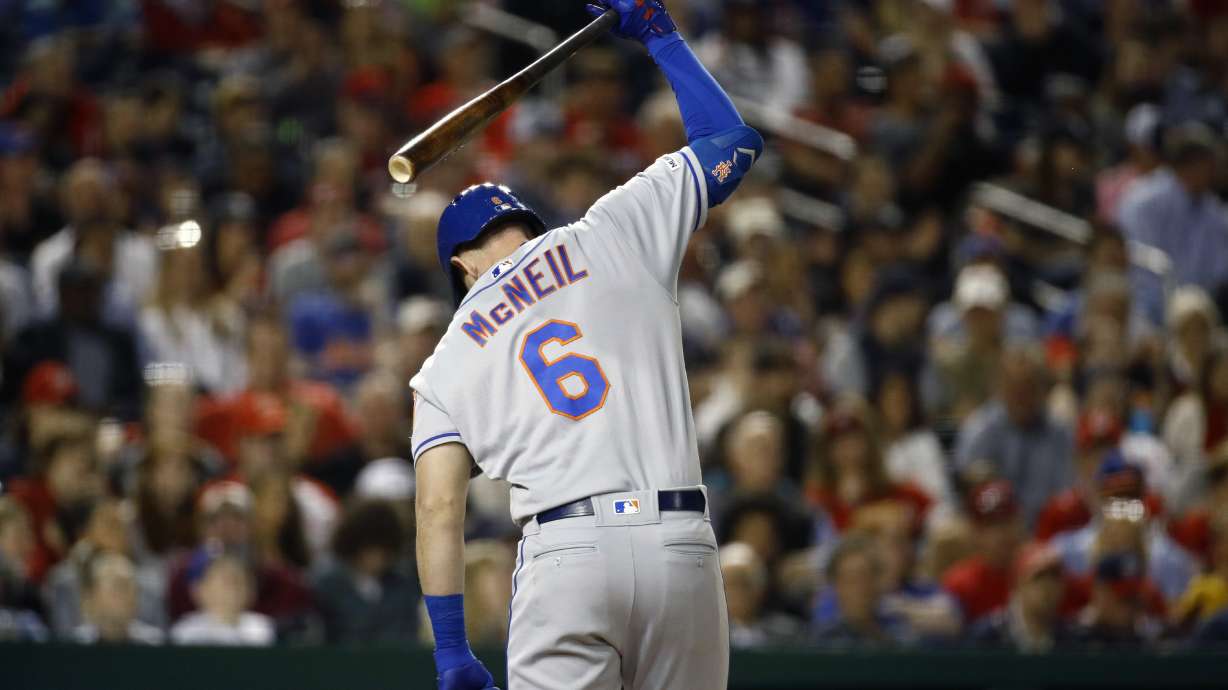Mets' McNeil leaves in 3rd inning with abdominal tightness