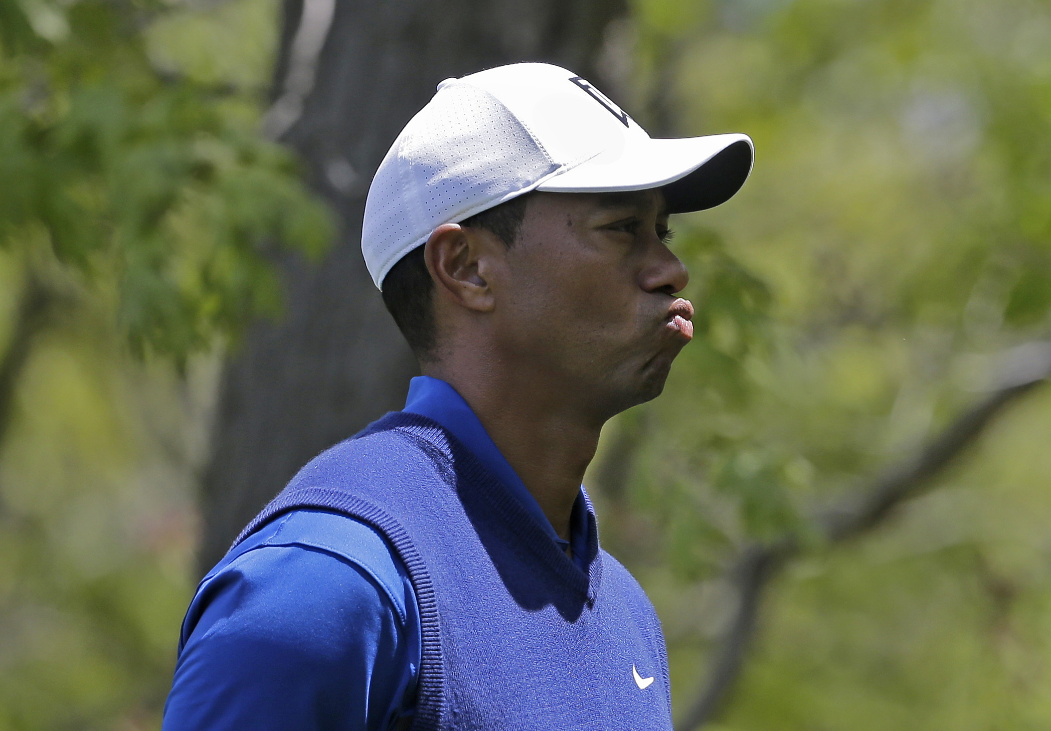 Woods 9 shots behind Koepka after 72 in 1st round of PGA