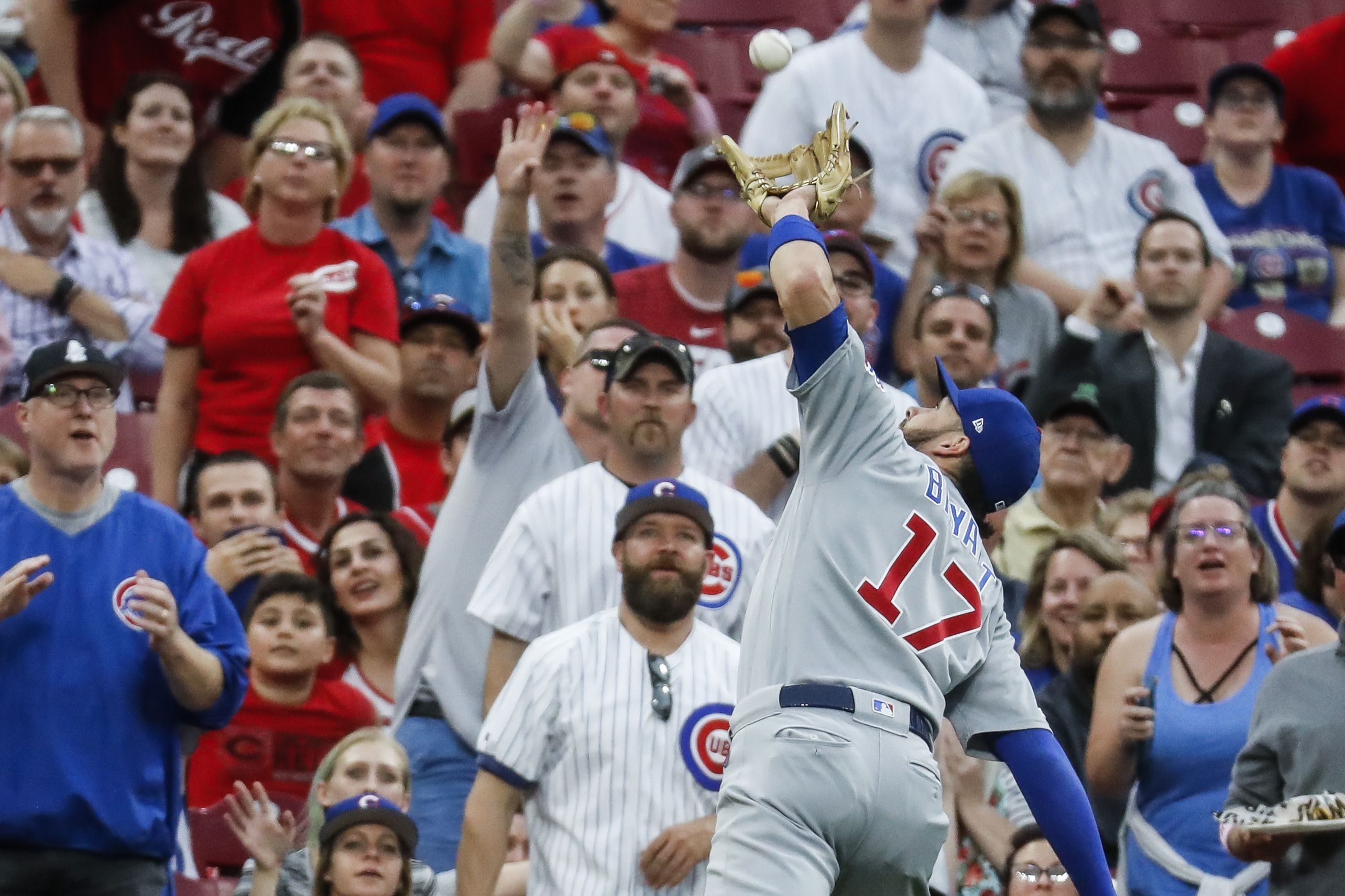 Suarez singles in rain, Reds slow Cubs' surge with 4-2 win