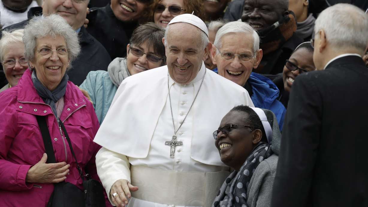 Pope urges foreign media to use power of press to seek truth