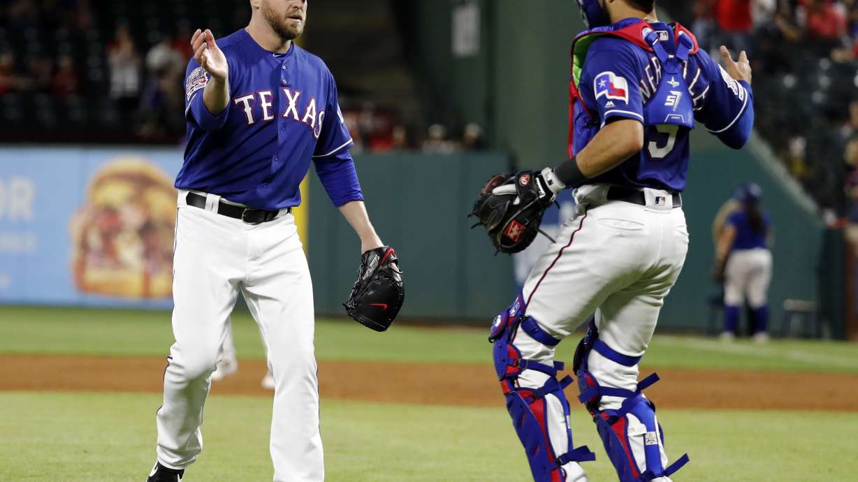 Rangers reliever Kelley has lumps removed from throat